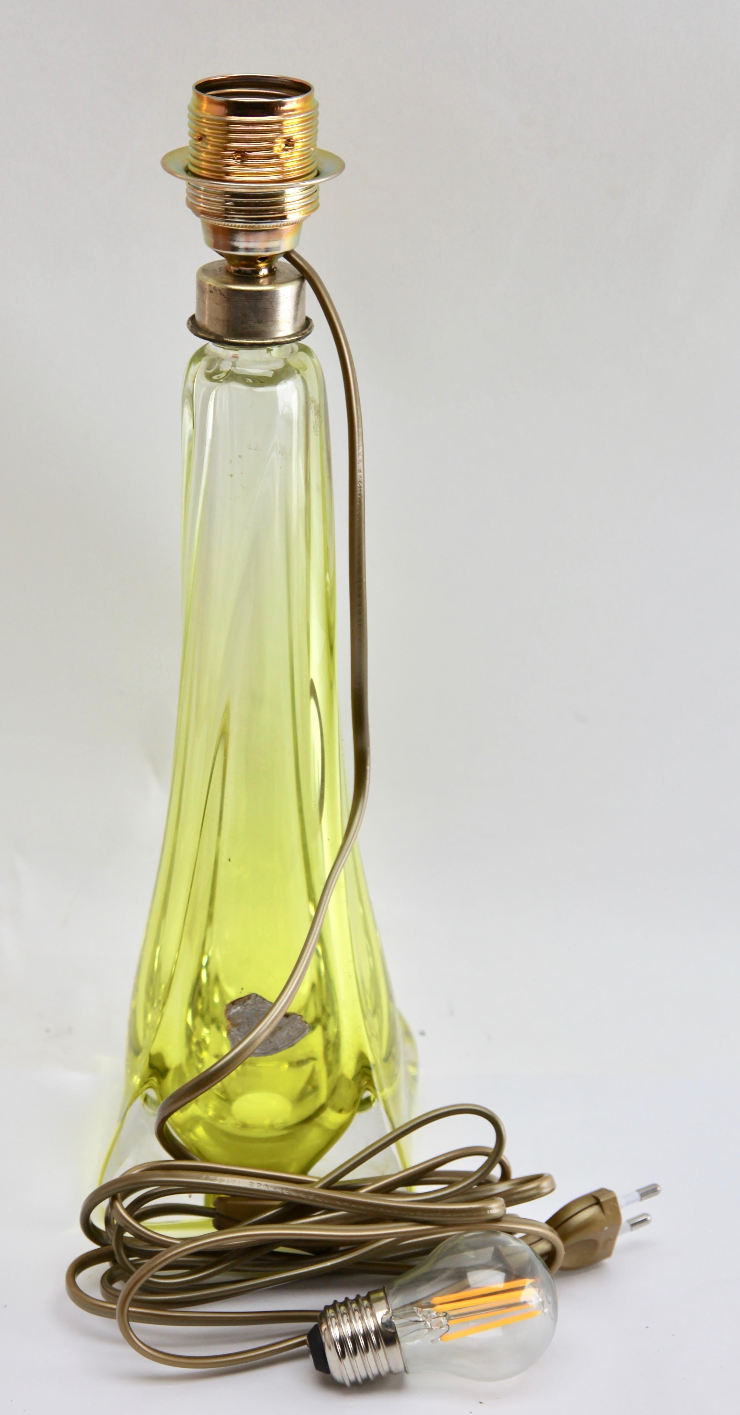 Belge Lampe de bureau en verre de cristal torsadé « Torsadé Light » signée Val Saint Lambert, années 1953 en vente