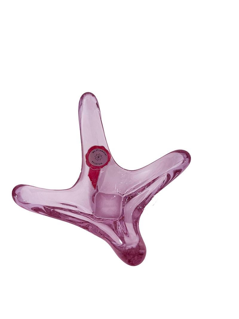 Ciotola di cristallo rosa piccola Val Saint Lambert

Una piccola ciotola in cristallo rosa tagliato e trasparente proveniente da Val Saint Lambert, in Belgio, con sede dal 1826. La ciotola di forma organica con grande etichetta in carta di Val st.