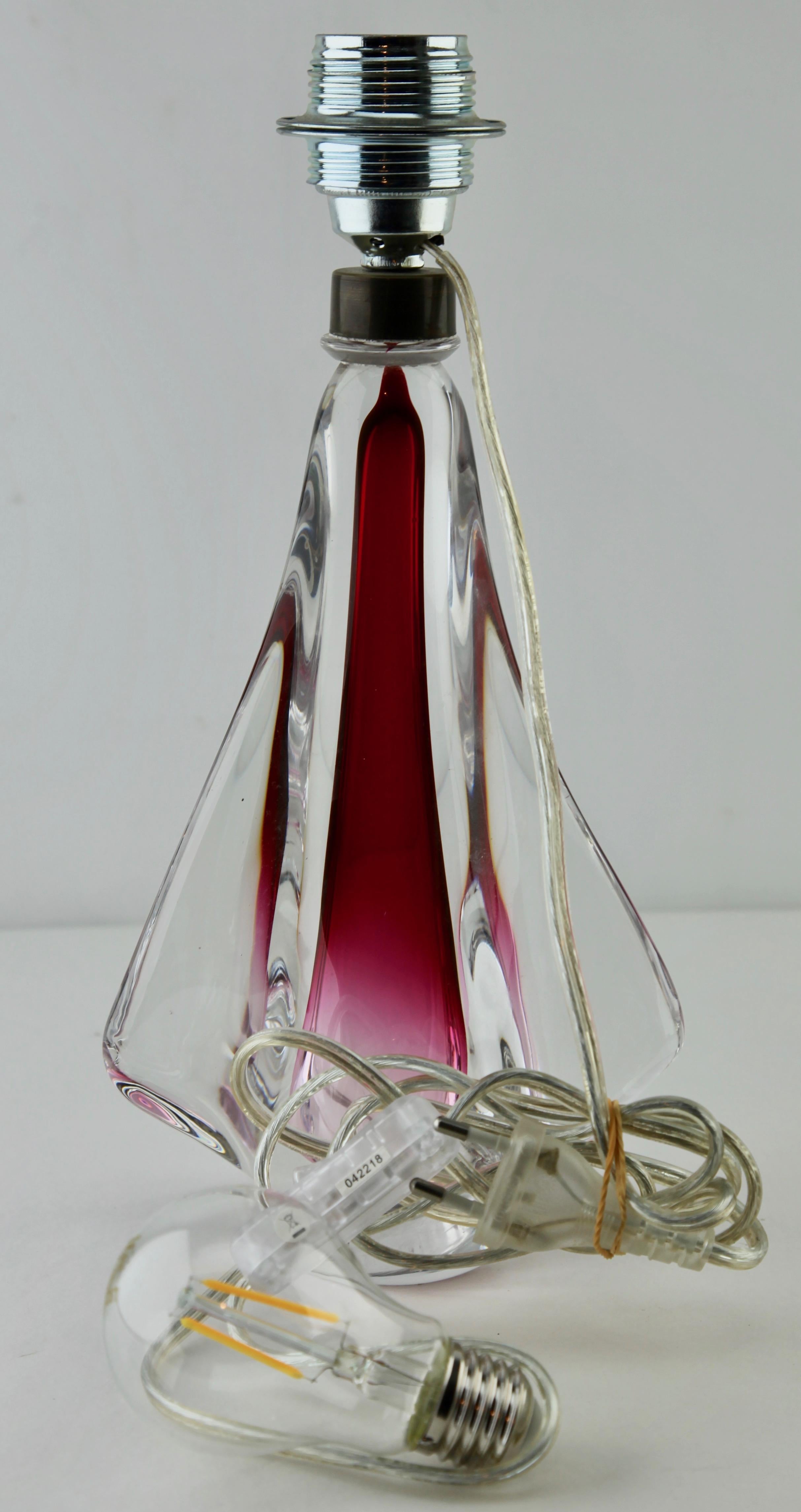 XX secolo Val Saint Lambert, Lampada da tavolo con un involucro di cristallo trasparente Sommerso di grande spessore in vendita