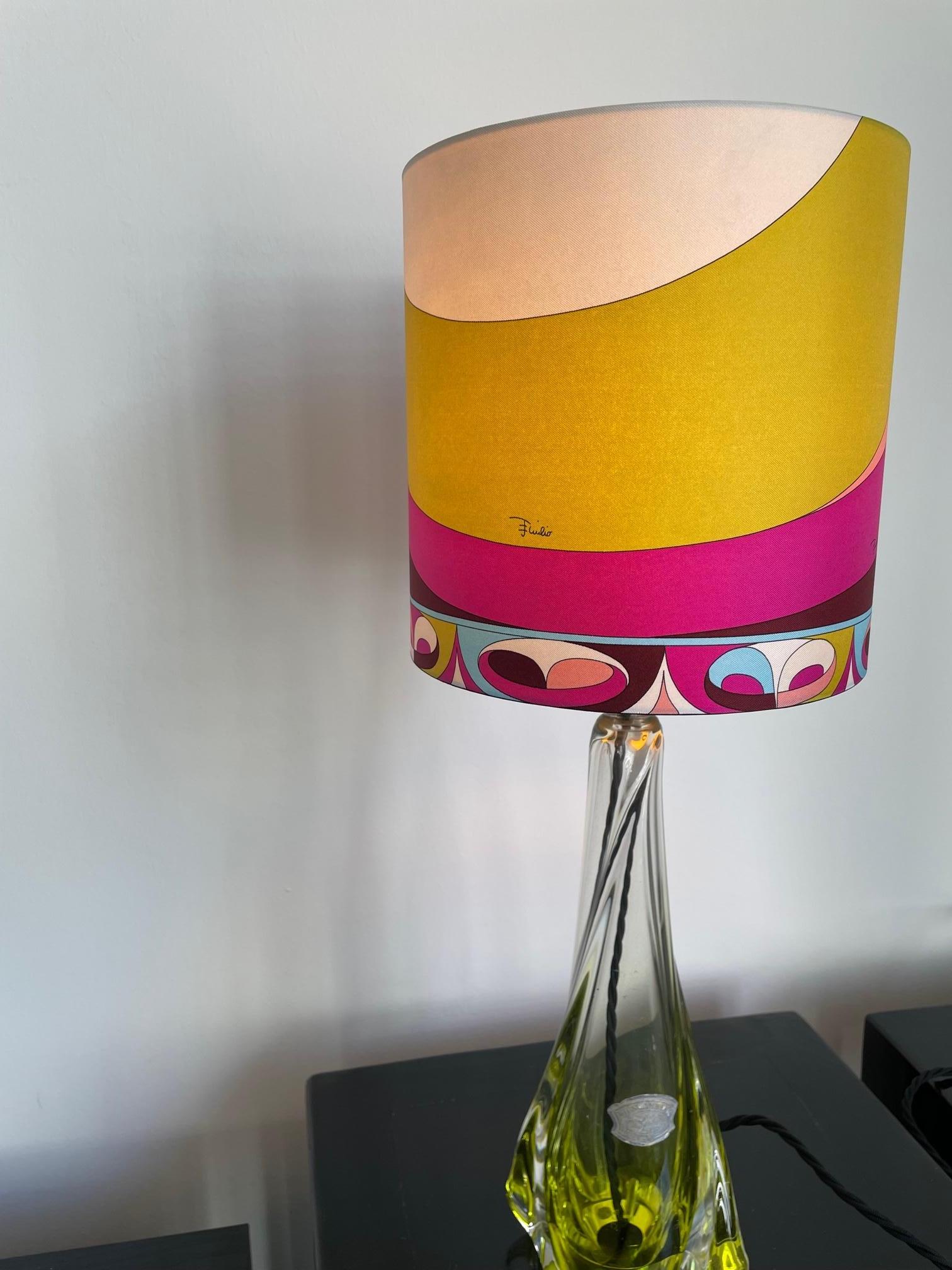 Unique Table Light: Val Saint Lambert crystal lamp base,
Size crystal base 33 cm H x 15 cm W
Total height table lamp: base with lamp shade 55 cm,
Lamp shade in printed twill silk, colors: wine red, ginger, pink, white and blue, teal green signed
