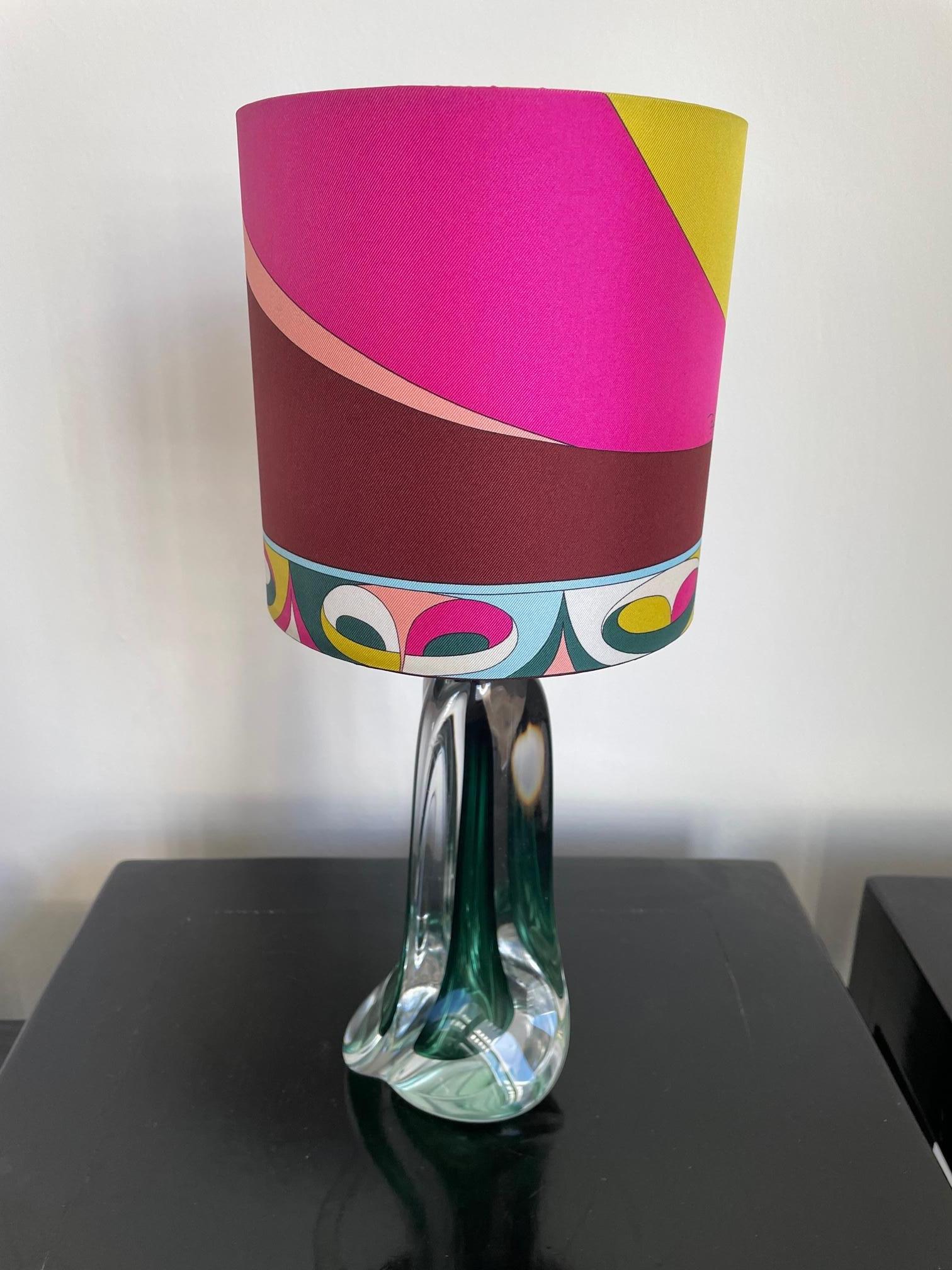 Unique Table Light: Val Saint Lambert crystal lamp base,
Size crystal base 19 cm Hx 10cm W
Total height table lamp: base with lamp shade 35 cm,
Lamp shade in printed twill silk, colors: wine red, ginger, pink, white and blue signed Pucci , made