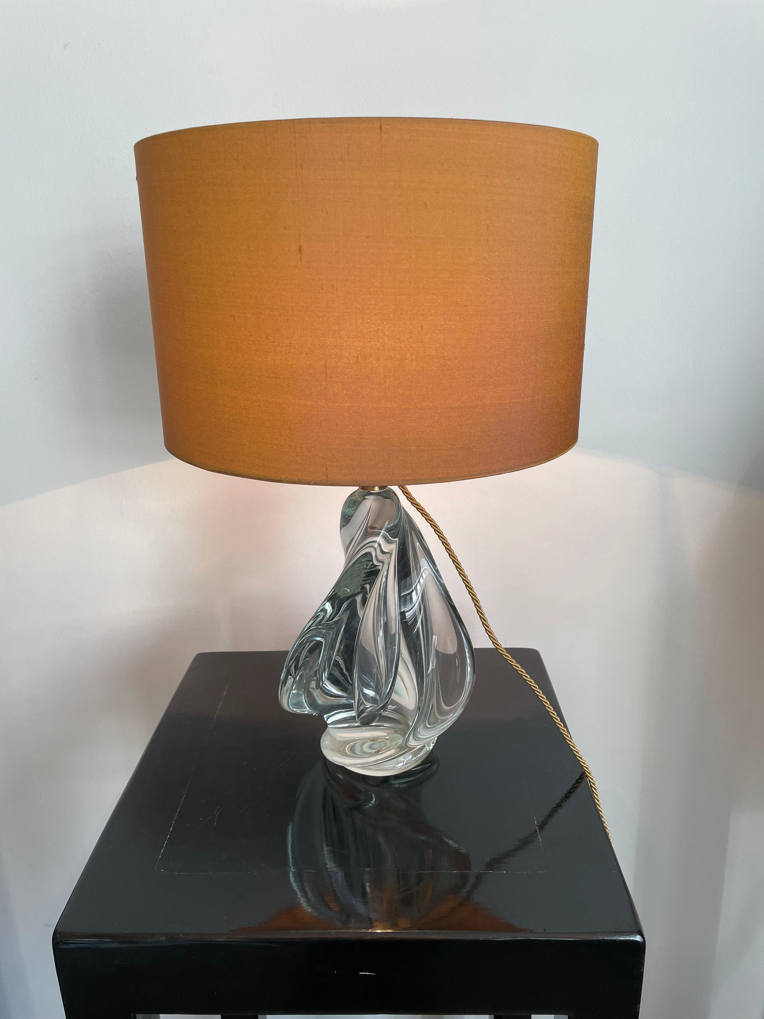 This beautiful Table Light Has A twisted Base In White Crystal From Val Saint Lambert / Vintage 1950 - VERY RARE LAMP BASE 

The Base is about 33cm H including  Bulb Socket And 17cm W 

The Lamp Shade  (31cm DIA x 20cm H)  Is Hand Crafted With Hand