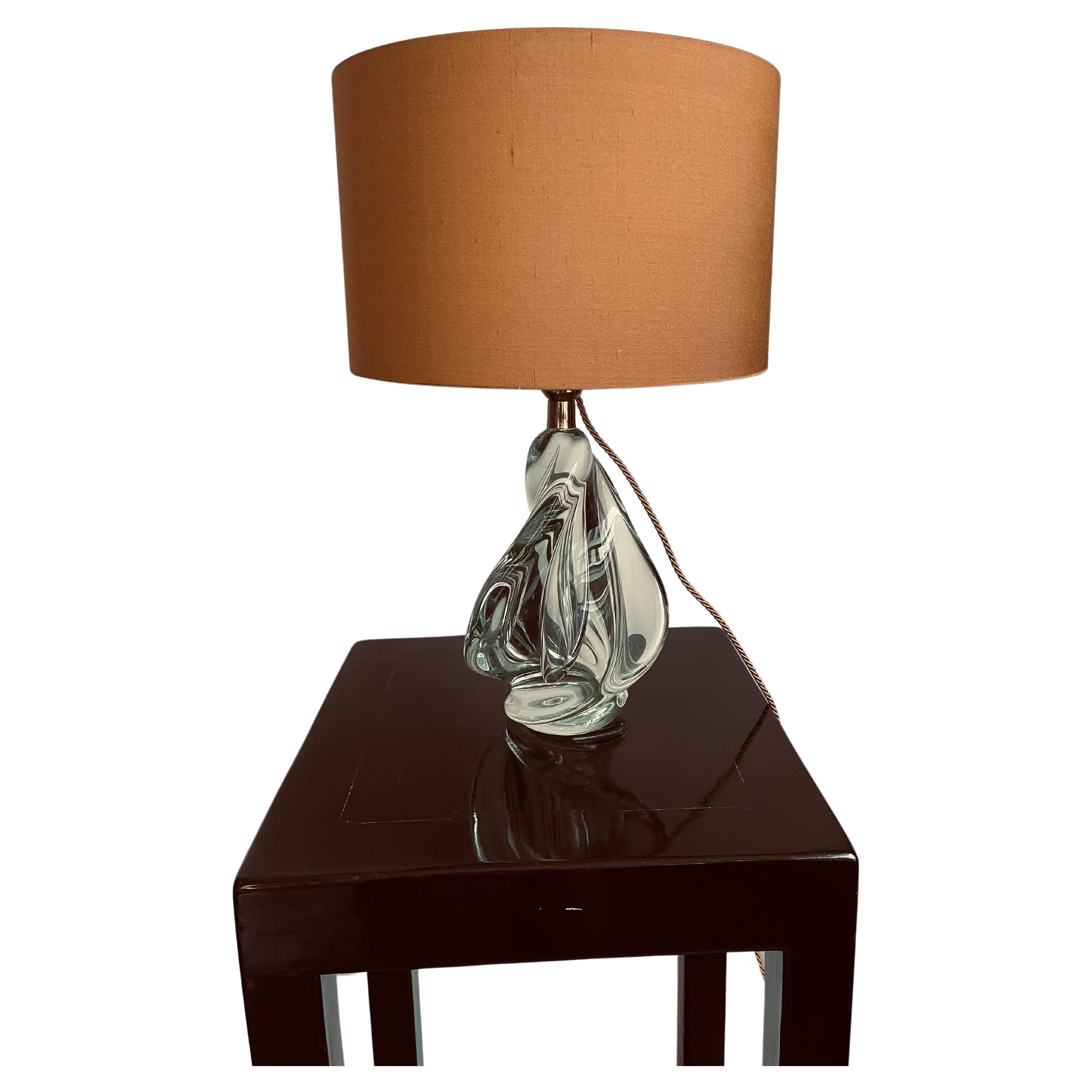 Val Saint Lambert Table Light Base torsadée avec abat-jour en soie couleur cannelle en vente