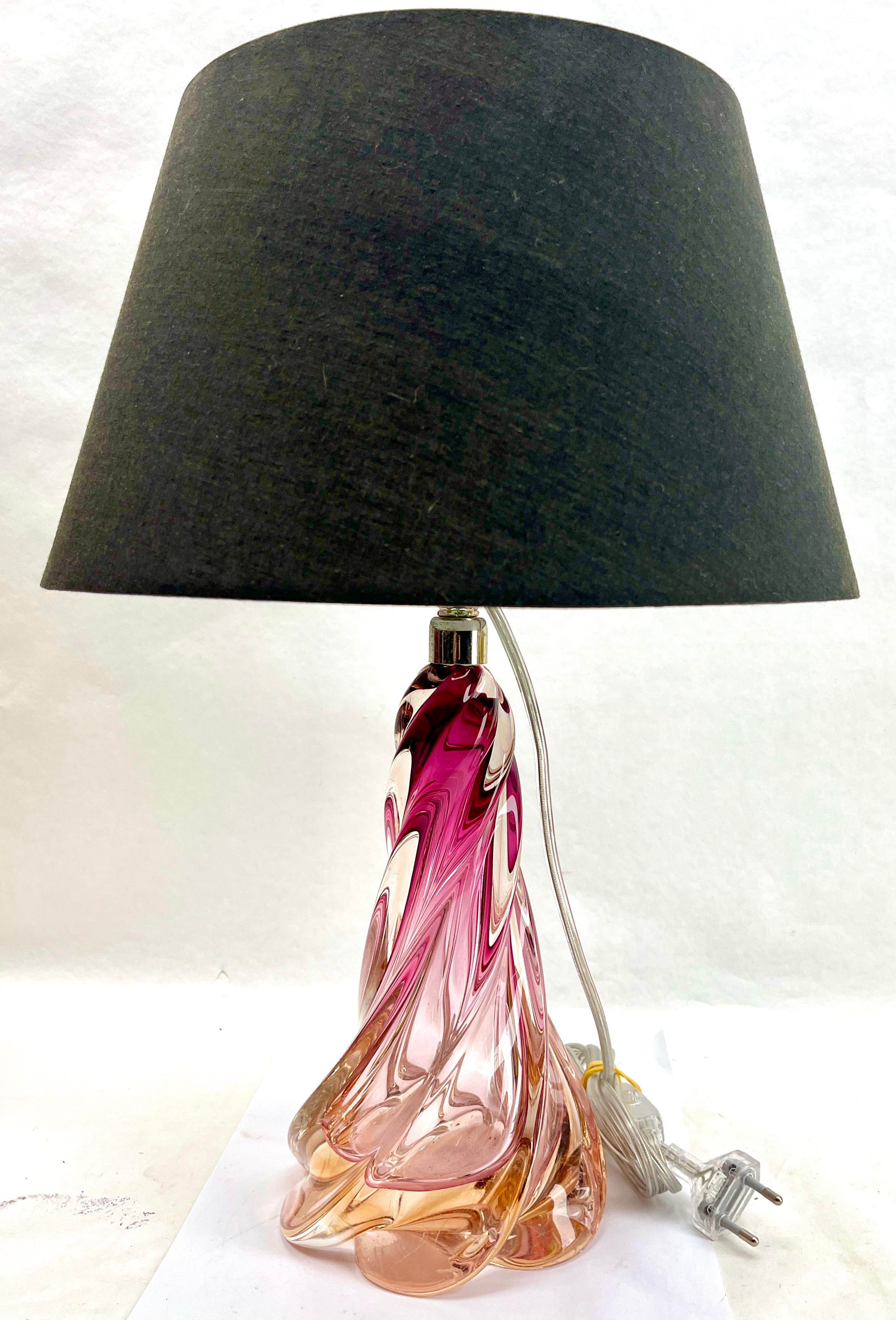 Val Saint Lambert  Tischlampe „Twisted Light“ aus Kristall, Belgien, 1950er Jahre (Moderne der Mitte des Jahrhunderts) im Angebot