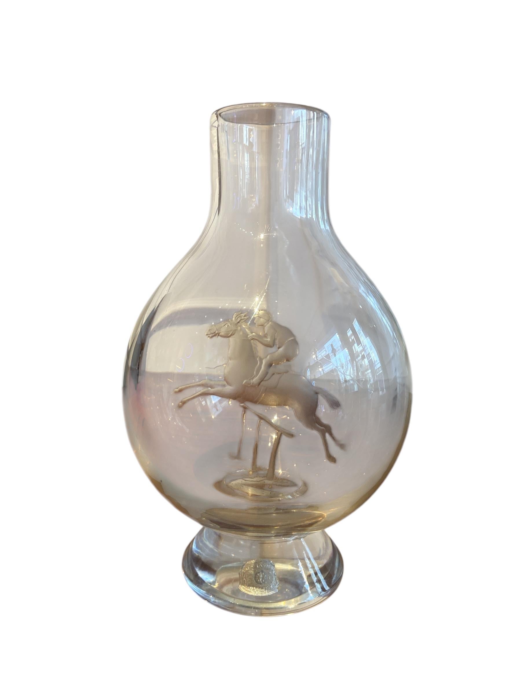 Piccolo vaso di cristallo di Val Saint Lambert (Belgio, dal 1826) con 
una raffigurazione incisa di un cavallo e un cavaliere che inseguono un campanile.