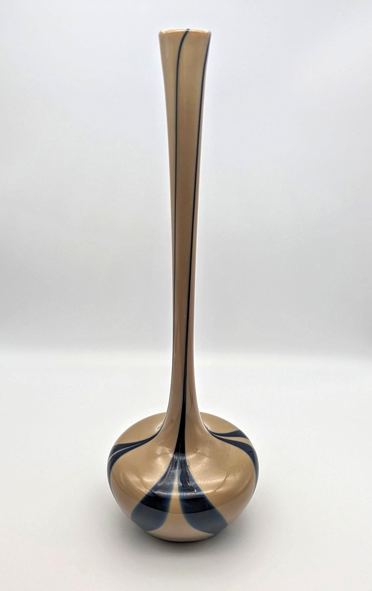 Eine hohe und schlanke Vase 