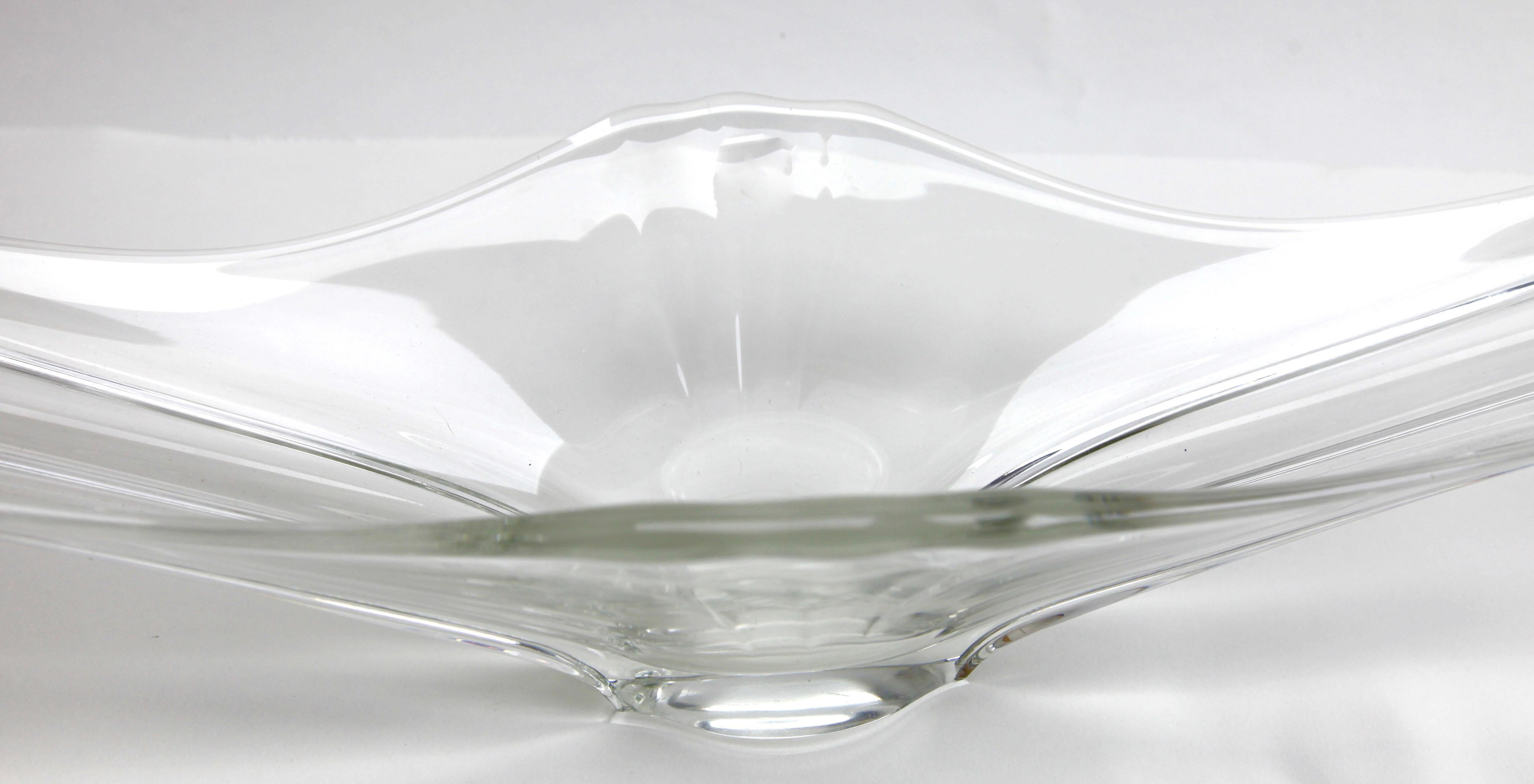 Vintage Val Saint Lambert stretch fruit dish or bowl in clear crystal. The item can be used as a table centerpiece or on a mantelpiece.
It has two large stretched ribbed 'handles' reaching out from the center, giving it a strong period look.
The