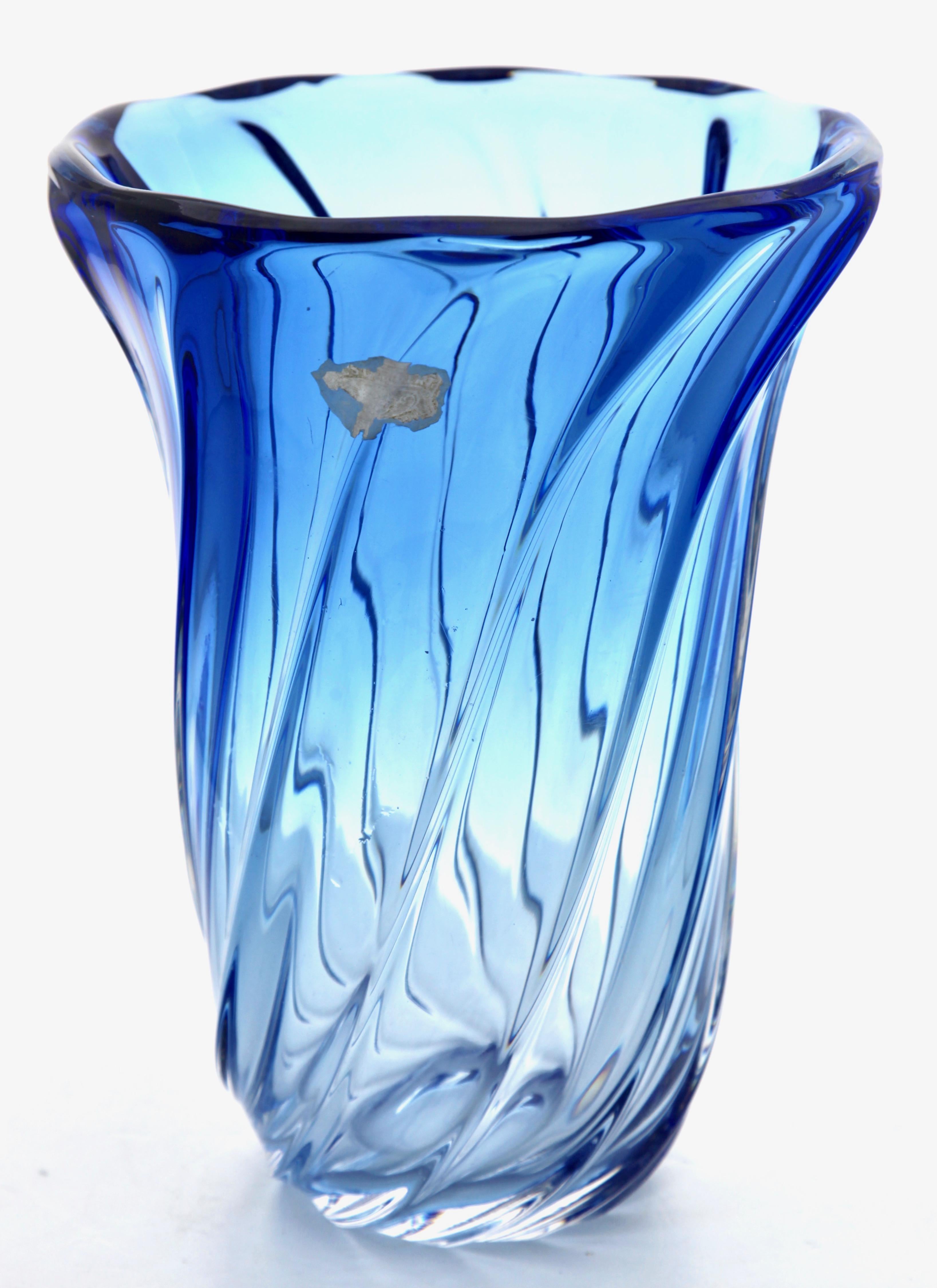 Val Saint Lambert large vase, with the label shown in various factory catalogues, 1950s.

Beautiful Val Saint Lambert circular crystal vase, the glass is thick clear and cobalt Bleu
Origin: Belgium in excellent condition. 

Weight crystal: 4.9