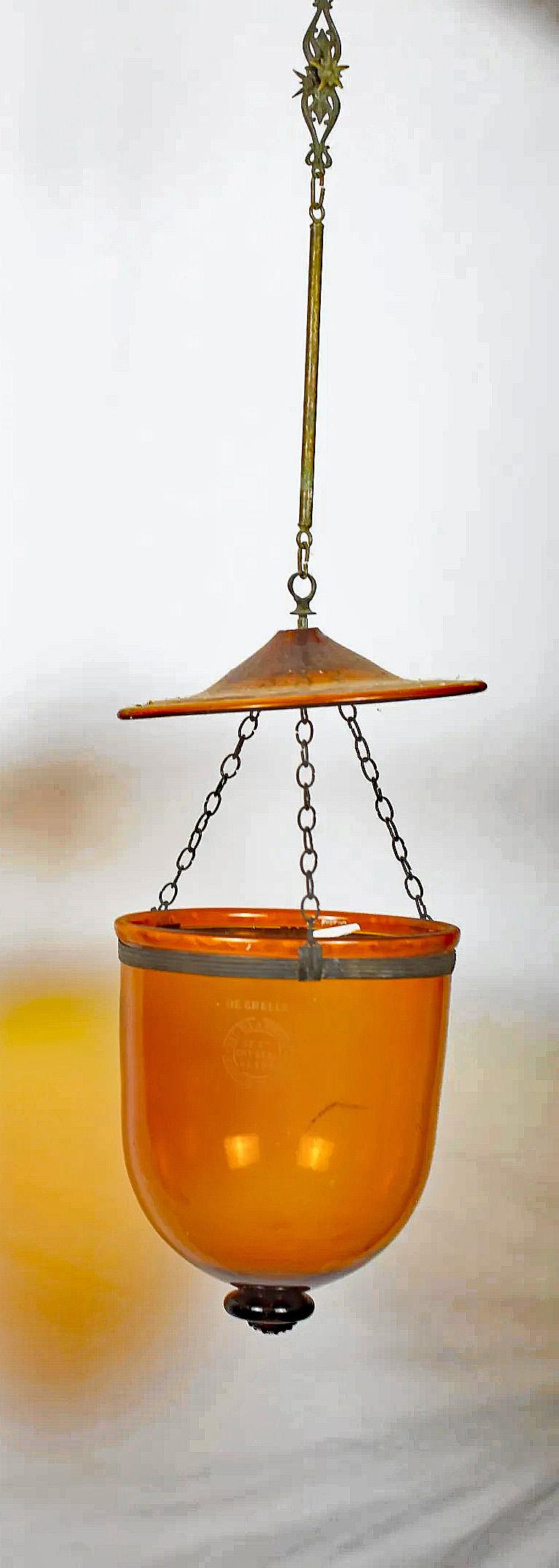 VAL ST LAMBERT 2 Laternen aus bernsteinfarbenem Blasenglas, Ende 19. Jahrhundert, signiert DEGRESELLE
Höhe einer Laterne allein: 36 cm
verschiedene Metallrahmen
Der Preis gilt für eine
zwei sind verfügbar
1 kleiner Bruch an einer Laterne