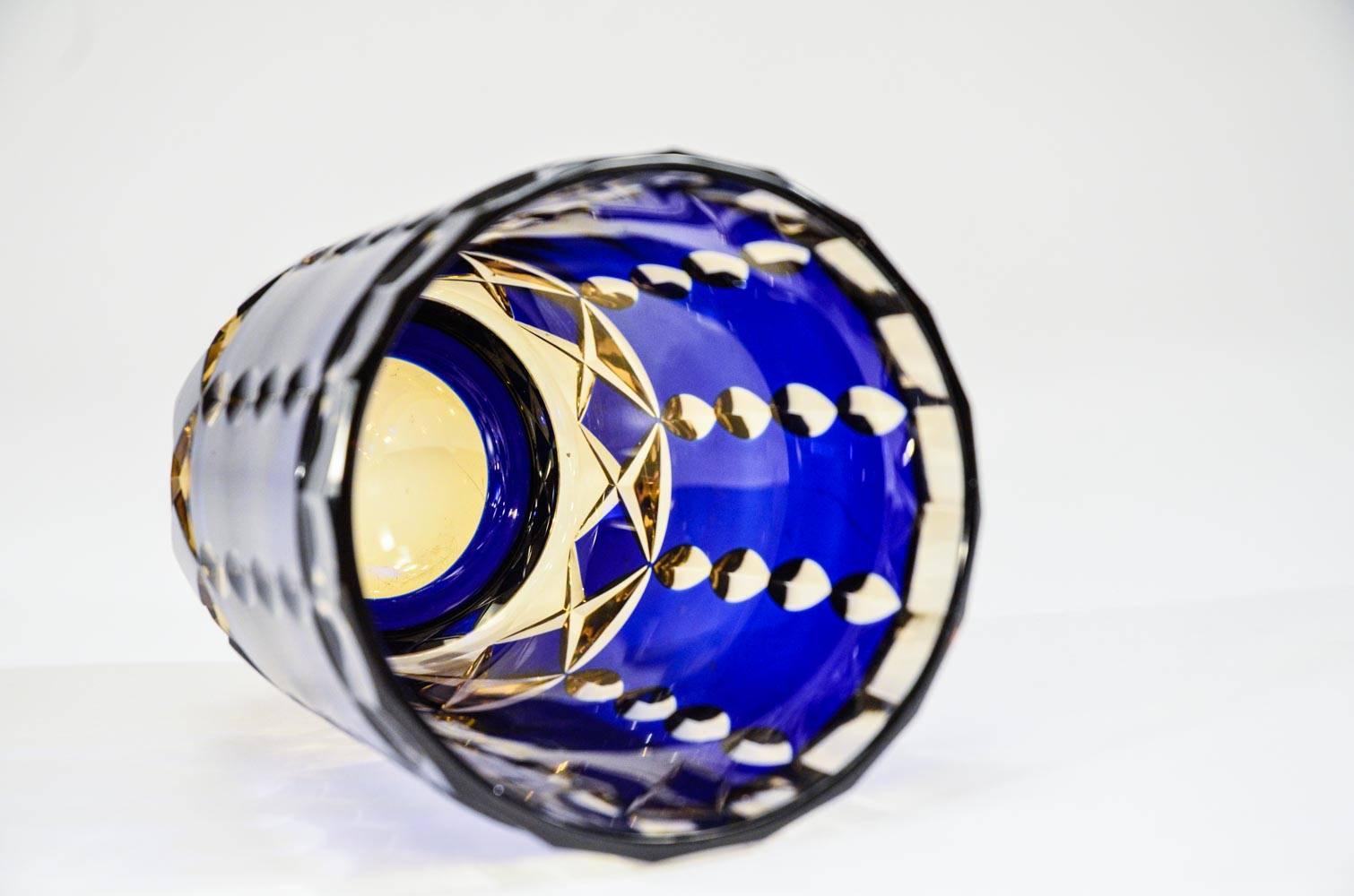 Diese Vase aus mundgeblasenem Val St. Lambert-Kristall zeichnet sich dadurch aus, dass sie zweifarbig ist: kobaltblaues Overlay, das auf Topas geschliffen ist und nicht auf klares Kristall, was einen besonders dramatischen Effekt erzeugt. Die