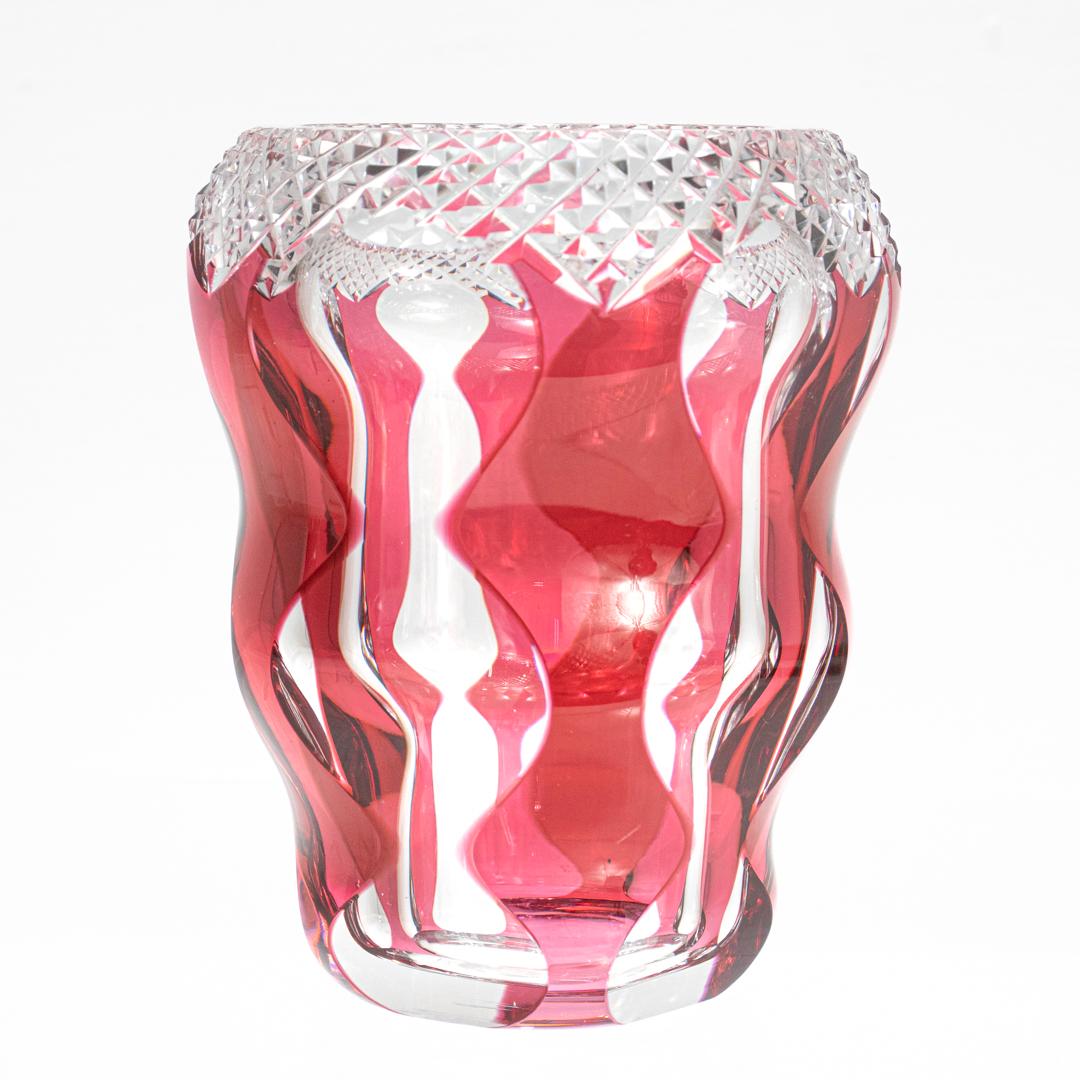 Art déco Vase de style Art Déco de Val St. Lambert en verre rouge ou canneberge taillé en clair en vente