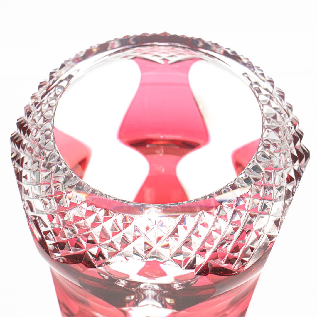Verre d'art Vase de style Art Déco de Val St. Lambert en verre rouge ou canneberge taillé en clair en vente