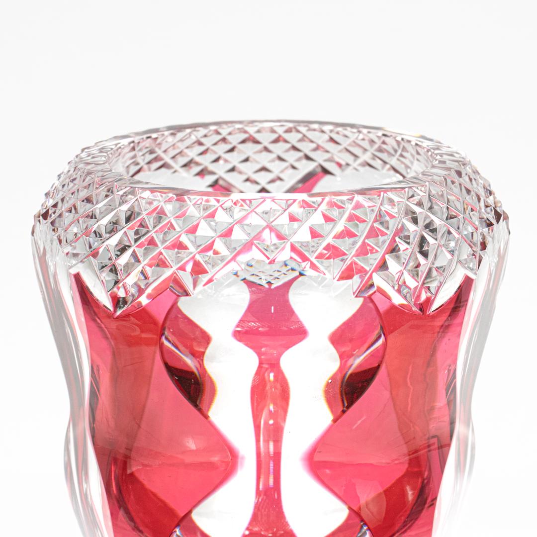 Vase de style Art Déco de Val St. Lambert en verre rouge ou canneberge taillé en clair en vente 1