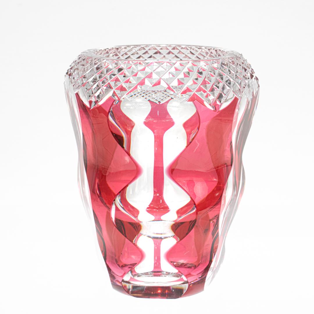 Vase de style Art Déco de Val St. Lambert en verre rouge ou canneberge taillé en clair en vente 2
