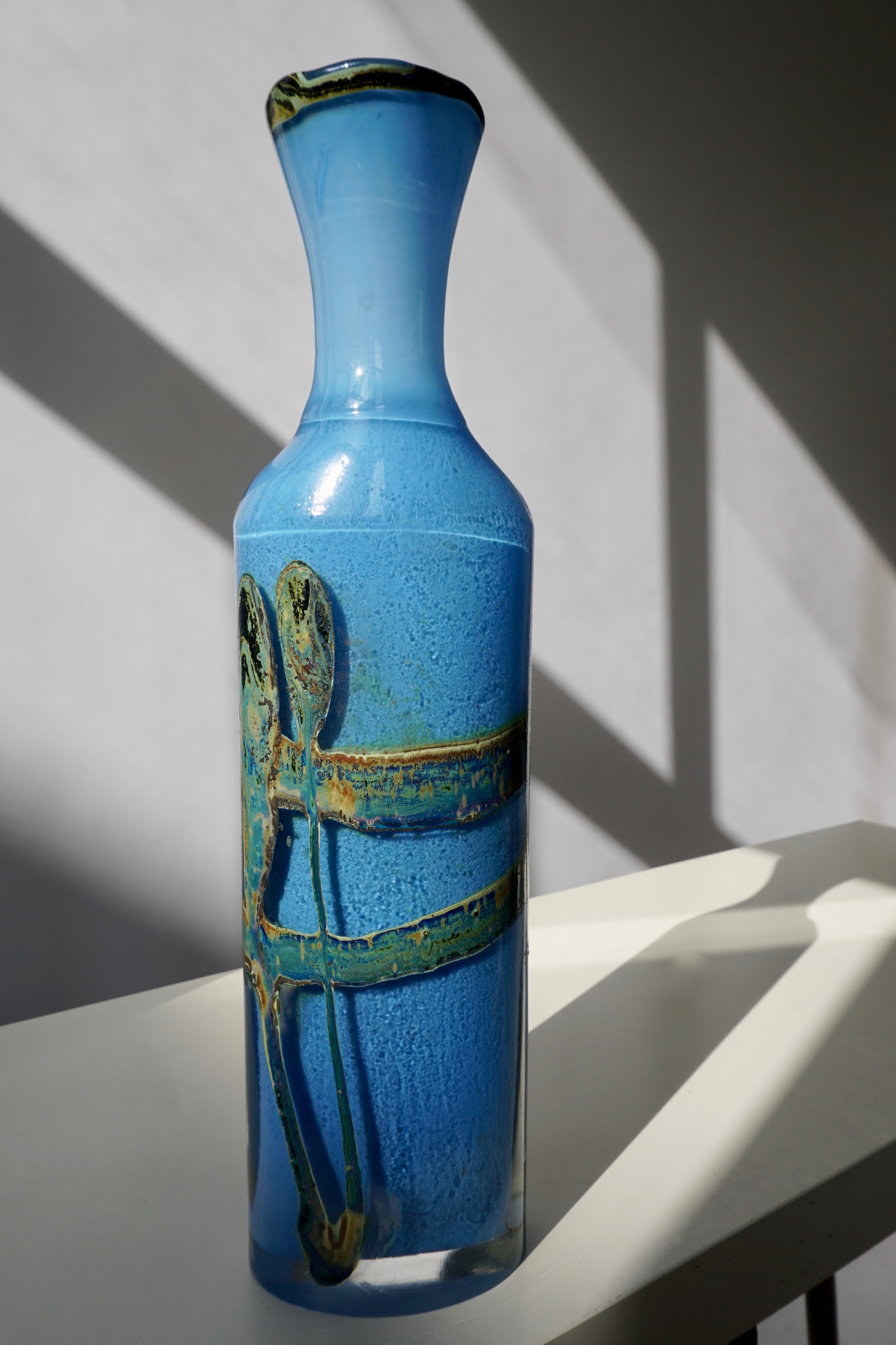 Rare et grand vase de Val St. Lambert en verre d'art. Les couleurs acidulées en font une pièce très contemporaine.
Val-Saint-Lambert est un fabricant belge très réputé d'articles en cristal haut de gamme.
Mesures : Hauteur 44 cm.
Largeur 12
