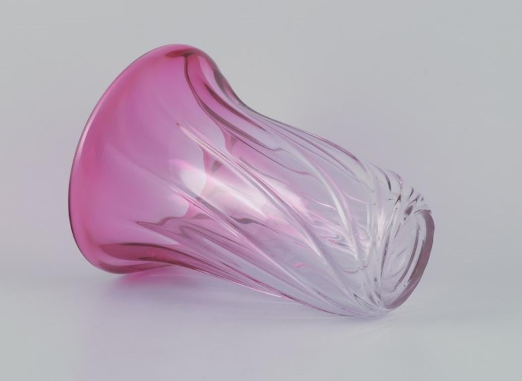 Milieu du XXe siècle Val St. Lambert, Belgique. Colossal et impressionnant vase en verre de cristal. en vente