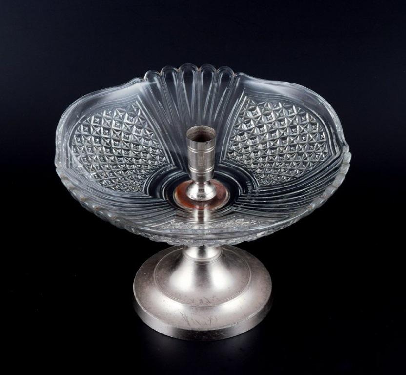 Val St. Lambert, Belgium. Elegant two-part Art Deco centerpiece in art glass. Handmade crystal glass with air bubbles from production.
Ca. 1920s/1930s.
Classic design.
Marked.
In perfect condition.
Dimensions: Height 36.0 cm x Diameter 22.0 cm.