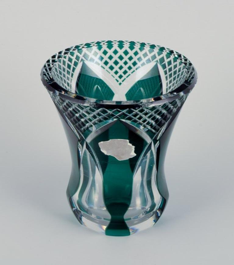 Val St. Lambert, Belgium. Faceted crystal vase in green and clear glass.
Mid-20th century.
With label.
In excellent condition.
Dimensions: H 15.0 cm x D 14.0 cm.