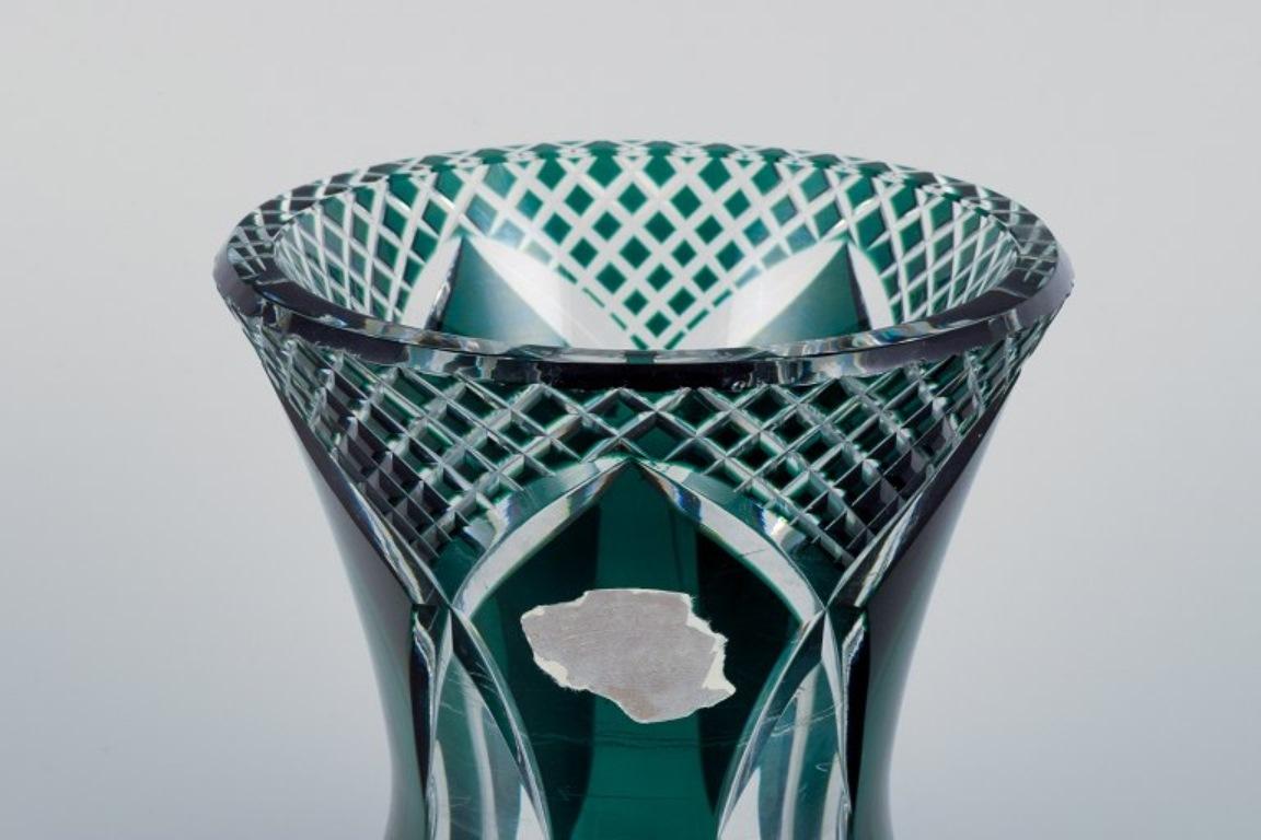 Val St. Lambert, Belgien. Facettierte Kristallvase aus grünem und klarem Glas. (Belgisch) im Angebot