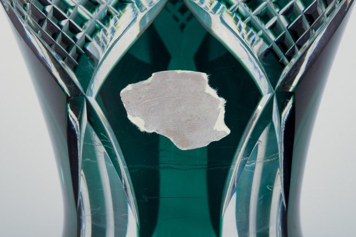 Val St. Lambert, Belgien. Facettierte Kristallvase aus grünem und klarem Glas. im Zustand „Hervorragend“ im Angebot in Copenhagen, DK
