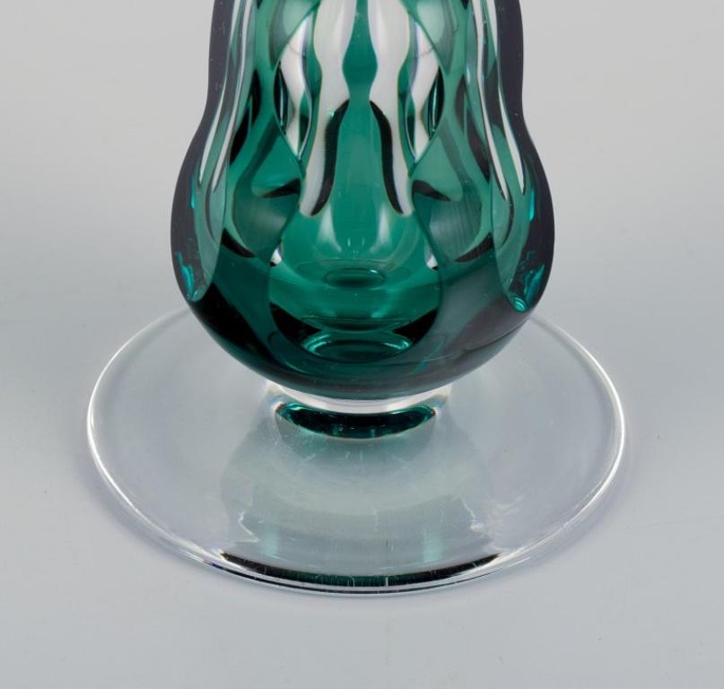 20ième siècle Val St. Lambert, Belgique. Vase en cristal à facettes en verre vert et transparent.  en vente