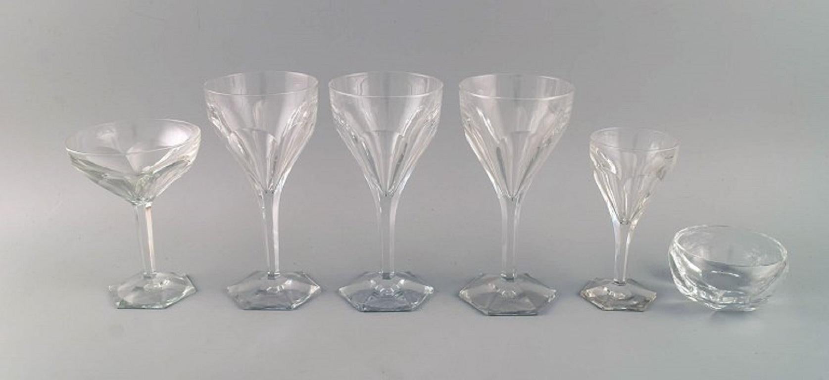Val St. Lambert, Belgium. Five Lalaing glasses and rinsing bowl in clear mouth-blown crystal glass. 
Mid-20th century.
Three red wine glasses, cherry glass, champagne bowl and rinse bowl.
The champagne bowl measures: 14 x 10.5 cm
The rinsing