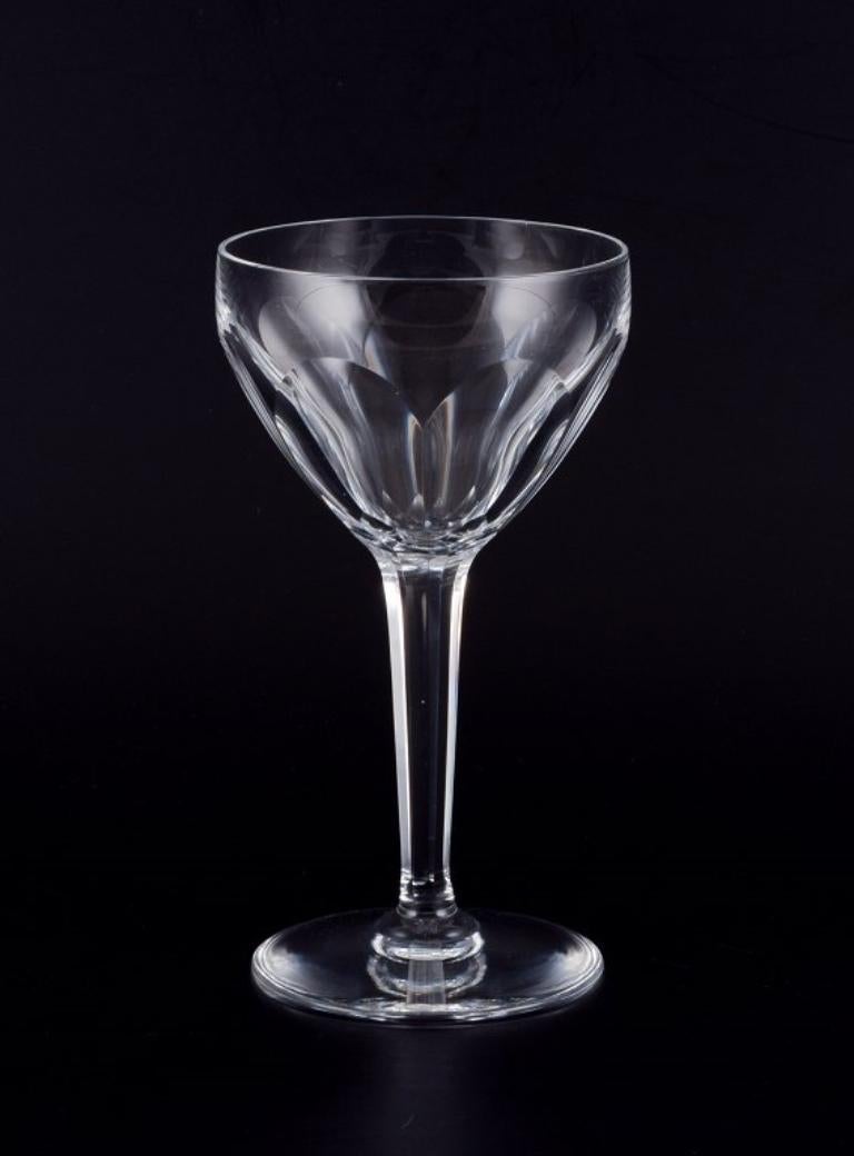 Val St. Lambert, Bélgica. 
Juego de cuatro grandes copas de vino tinto Art Decó, de cristal, con pie alto y base redonda. Facetado. Hecho a mano.
Década de 1930/1940.
Perfecto estado.
Dimensiones: A 17,6 cm x P 9,5 cm.