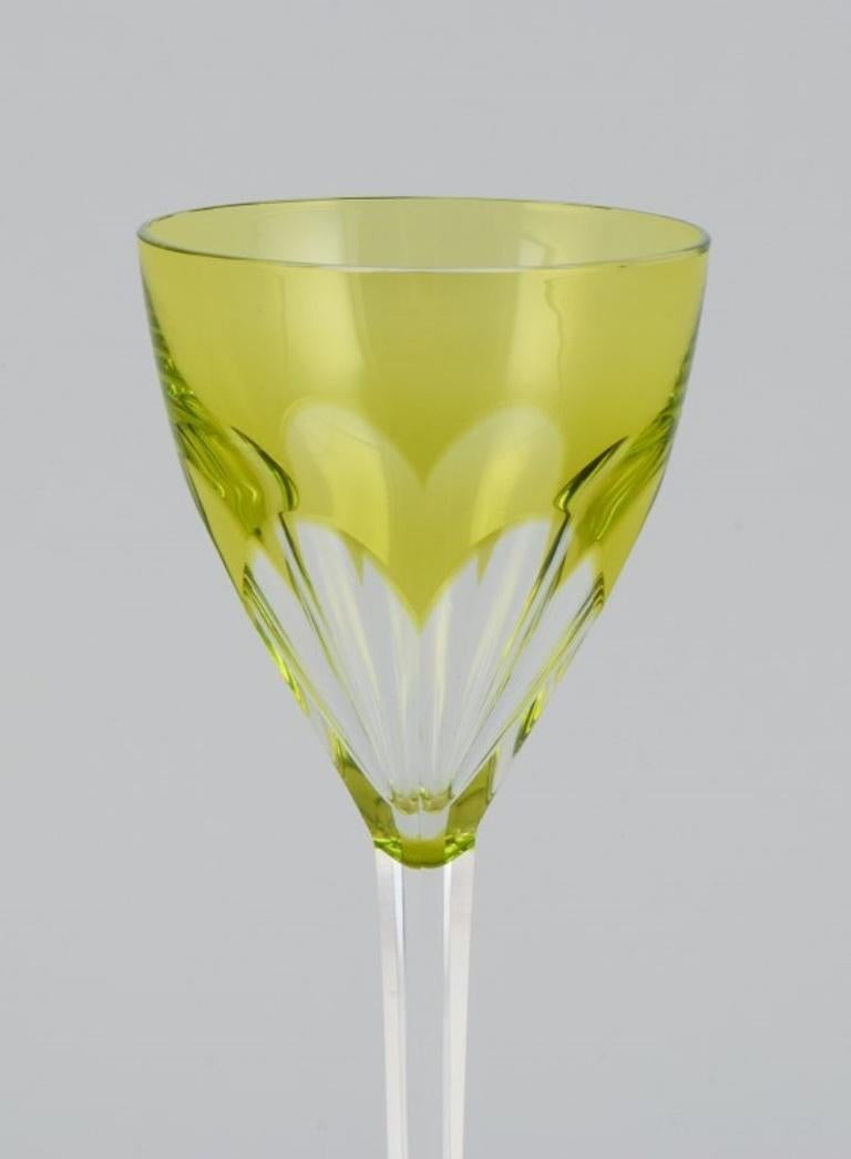 Milieu du XXe siècle Val St. Lambert, Belgique. Quatre verres à vin rouges en cristal facetté, années 1930/40. en vente