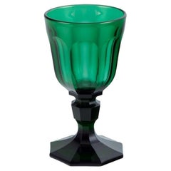 Val St. Lambert, Belgien. „Lalaing“-Weinglas aus grünem Kristallglas.