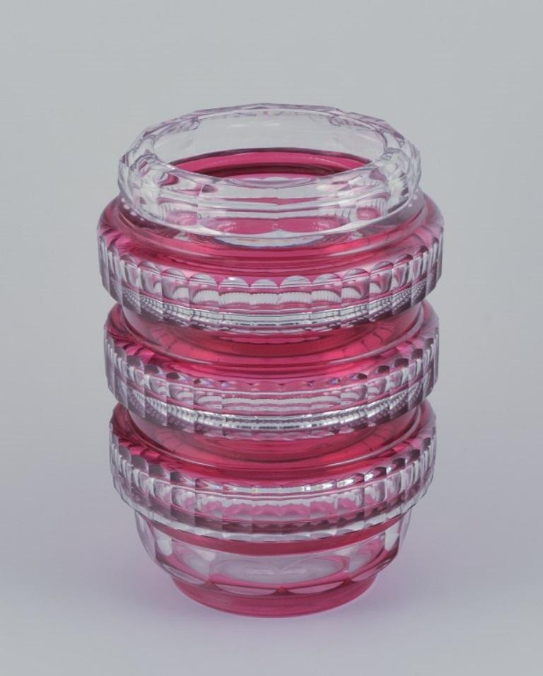 Val St. Lambert, Belgique. 
Grand et impressionnant vase à facettes en verre cristal. 
Style Art déco. Verre clair et violet. 
Modèle rare de très haute qualité.
1930s.
En parfait état.
Dimensions : H 26,5 cm x P 18,5 cm : H 26,5 cm x D 18,5 cm.