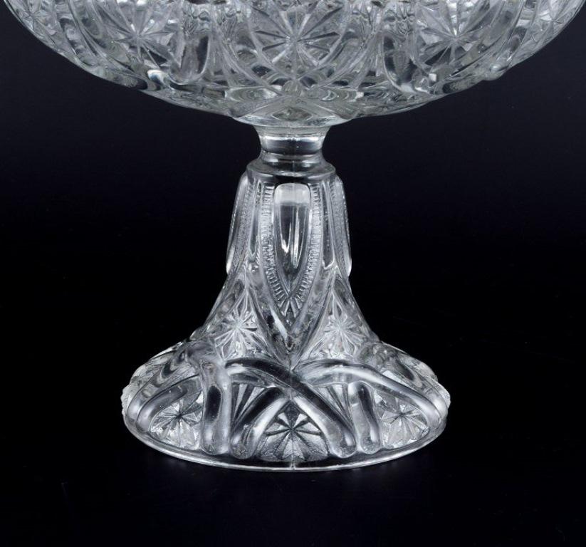 Val St. Lambert, Belgium. Large centerpiece in clear crystal glass For Sale 1