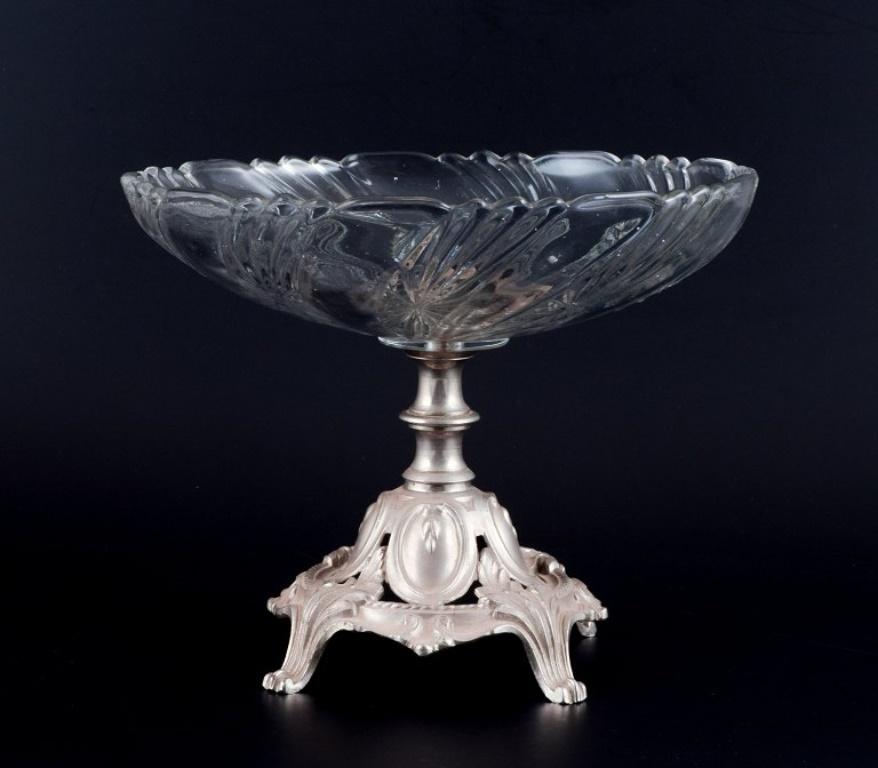 Val St. Lambert, Belgium. Large centerpiece in crystal glass and metal. Handmade. Glass with air bubbles from production.
Ca. 1920s.
Classic design.
Marked.
In perfect condition.
Dimensions: Diameter 22.5 cm x Height 17.5 cm.