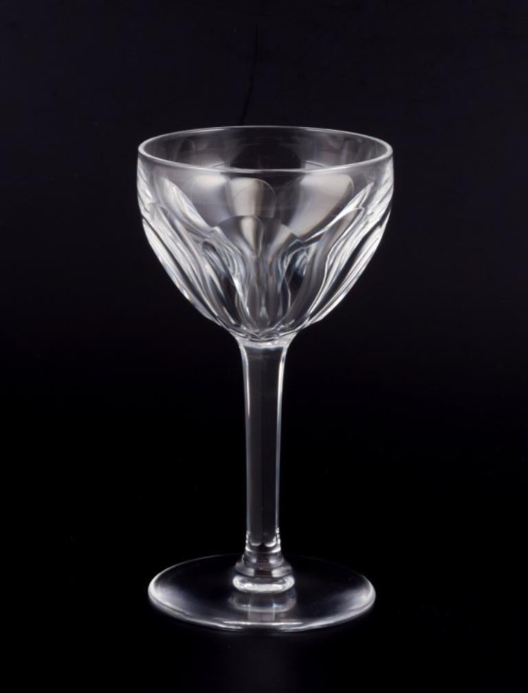 Val St. Lambert, Belgien.
Fünf Weißweingläser aus Kristall im Art déco-Stil mit hohem Stiel und rundem Boden. Facettenschliff. Handgefertigt.
Aus den 1930er/1940er Jahren.
Perfekter Zustand.
Abmessungen: H 14,0 cm x T 7,5 cm.