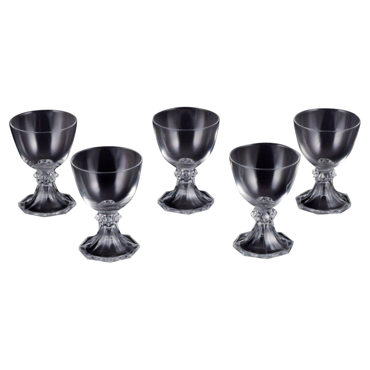 Val St. Lambert, Belgien. Set aus fünf Rotweingläsern aus klarem Kristallglas.