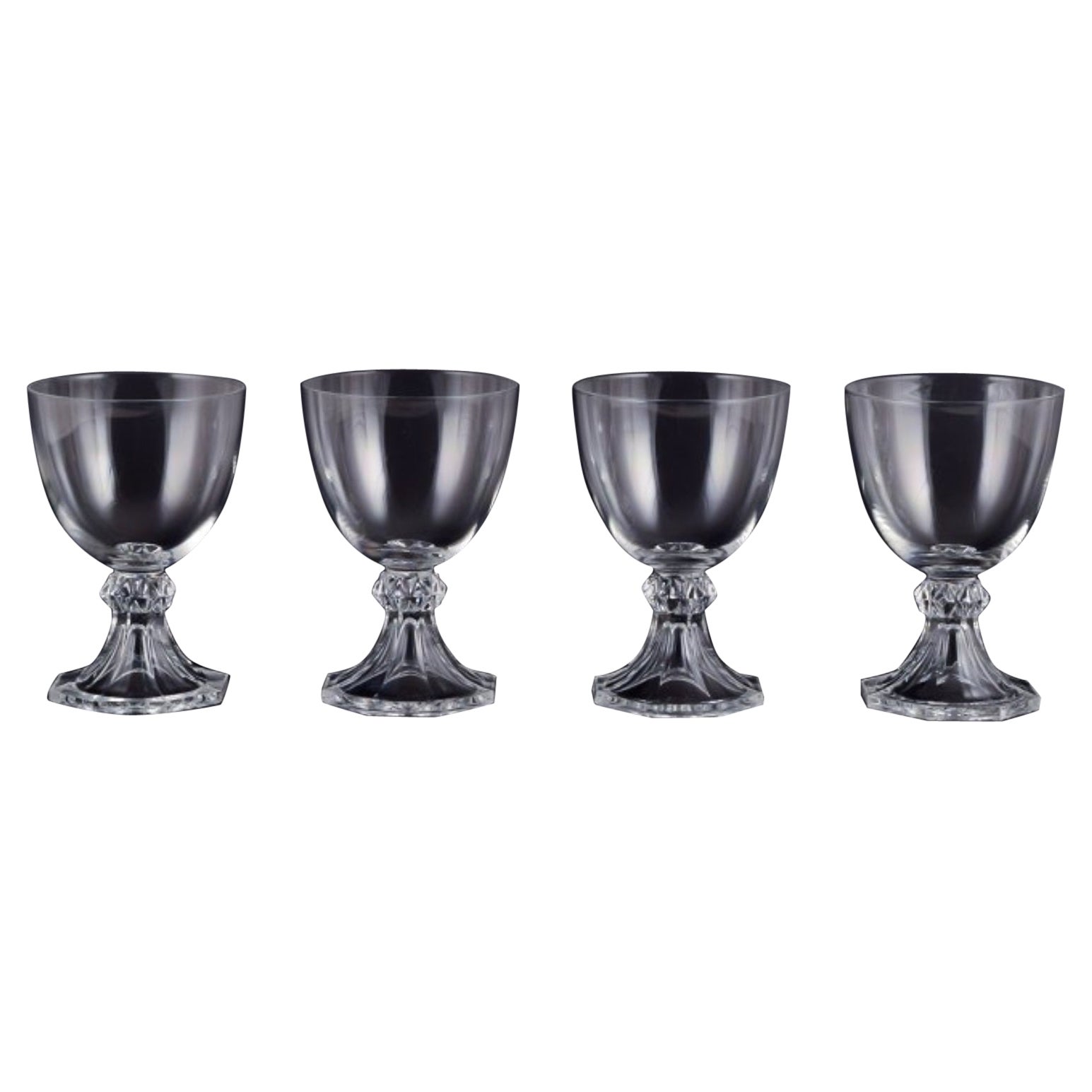 Val St. Lambert, Belgien. Set von vier Weingläsern aus klarem Kristallglas.