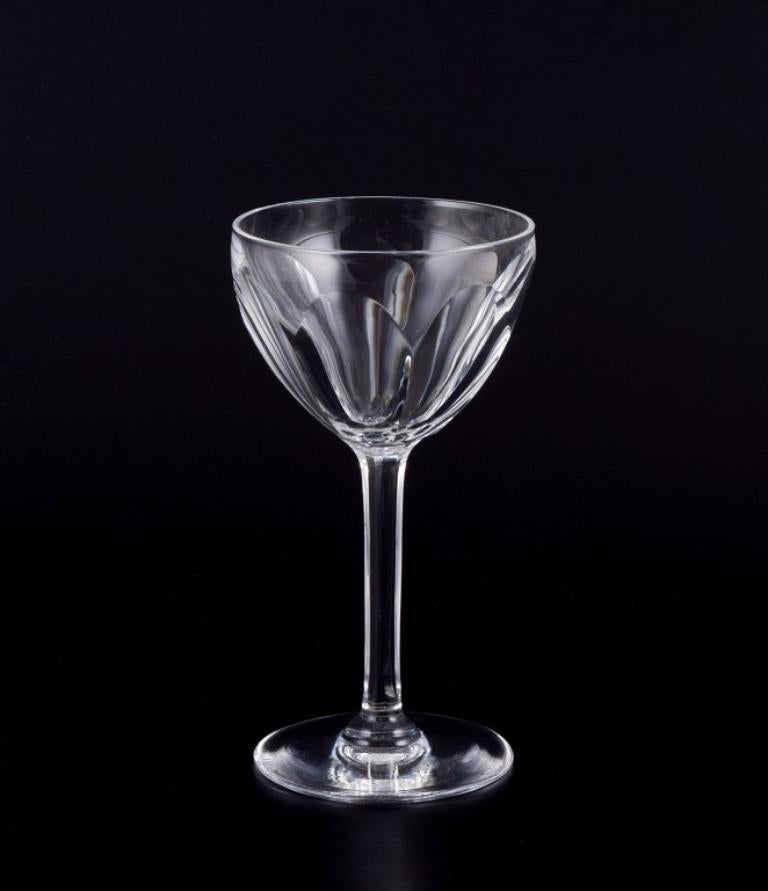 Val St. Lambert, Belgique. 
Un ensemble de six verres à liqueur Art Déco en cristal avec de hautes tiges et des bases rondes. À facettes. Fait à la main.
Années 1930/1940.
Parfait état.
Dimensions : H 13,0 cm x P 6,8 cm : H 13,0 cm x P 6,8 cm.