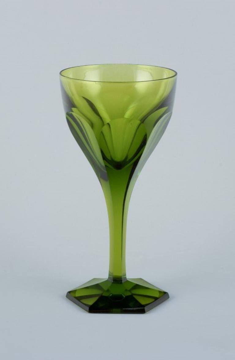 Val St. Lambert, Belgique. Un ensemble de trois verres à vin blanc en cristal vert Legagneux. Tige et pied facettés.
Vers les années 1940
En parfait état.
Dimensions : H 15,0 x P 7,5 cm : H 15,0 x D 7,5 cm.