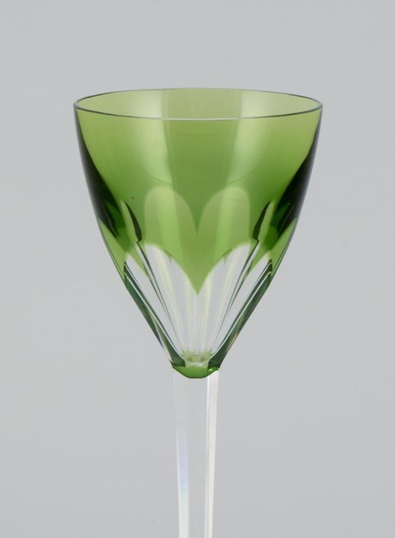 Milieu du XXe siècle Val St. Lambert, Belgique. Trois verres à vin rouges en cristal facetté, années 1930/40.  en vente