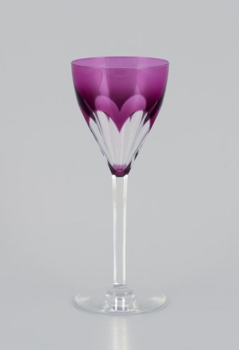 Cristal Val St. Lambert, Belgique. Trois verres à vin rouges en cristal facetté, années 1930/40.  en vente