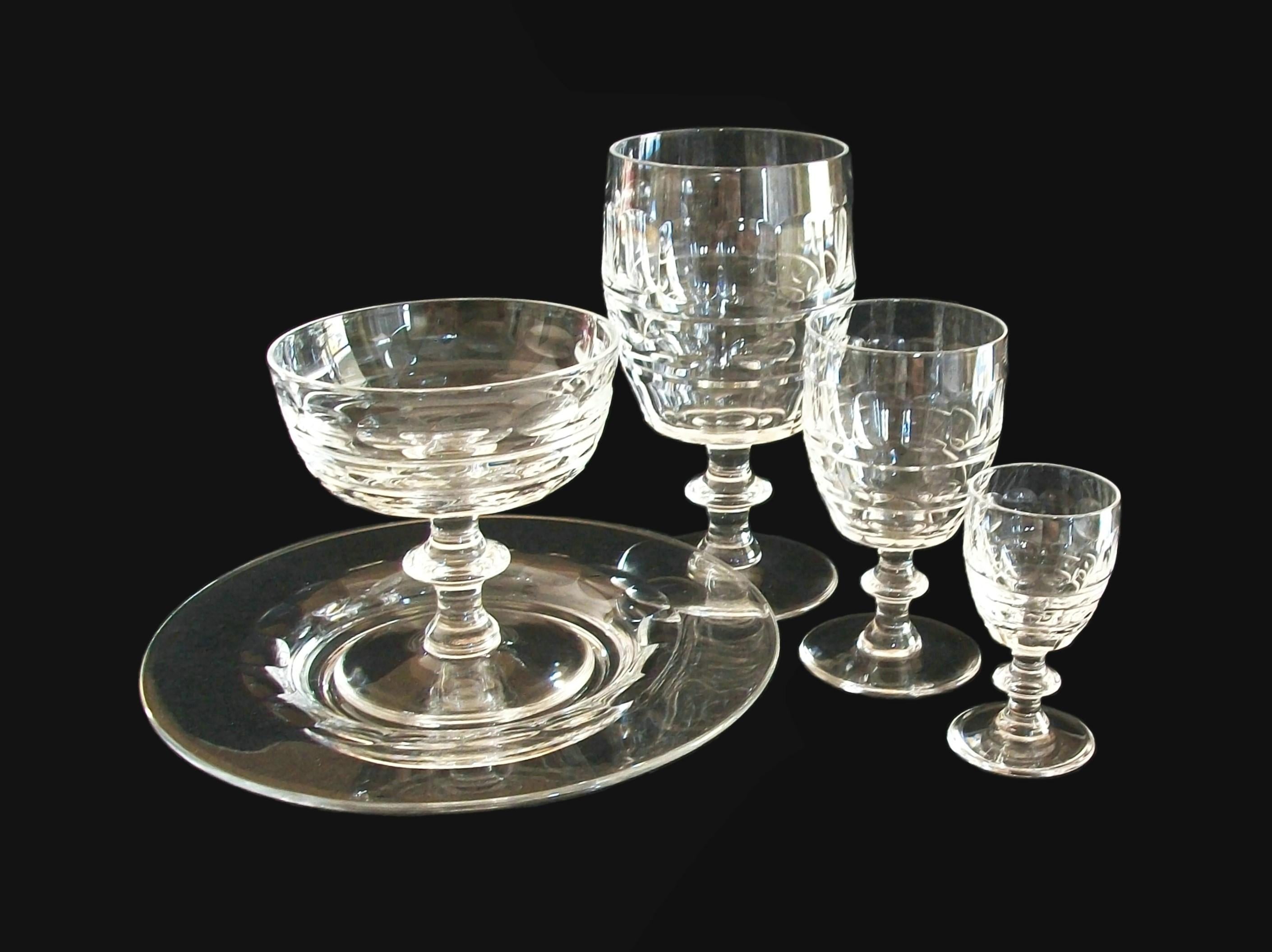 Val SAINT LAMBERT (Fabricant) - Blarney (Motif) - Grand ensemble (62 pièces) d'exceptionnels verres à pied en cristal vintage - taillés à la meule - cristal clair - finition polie - non signé - Belgique - vers 1950-1962.

Excellent état vintage -