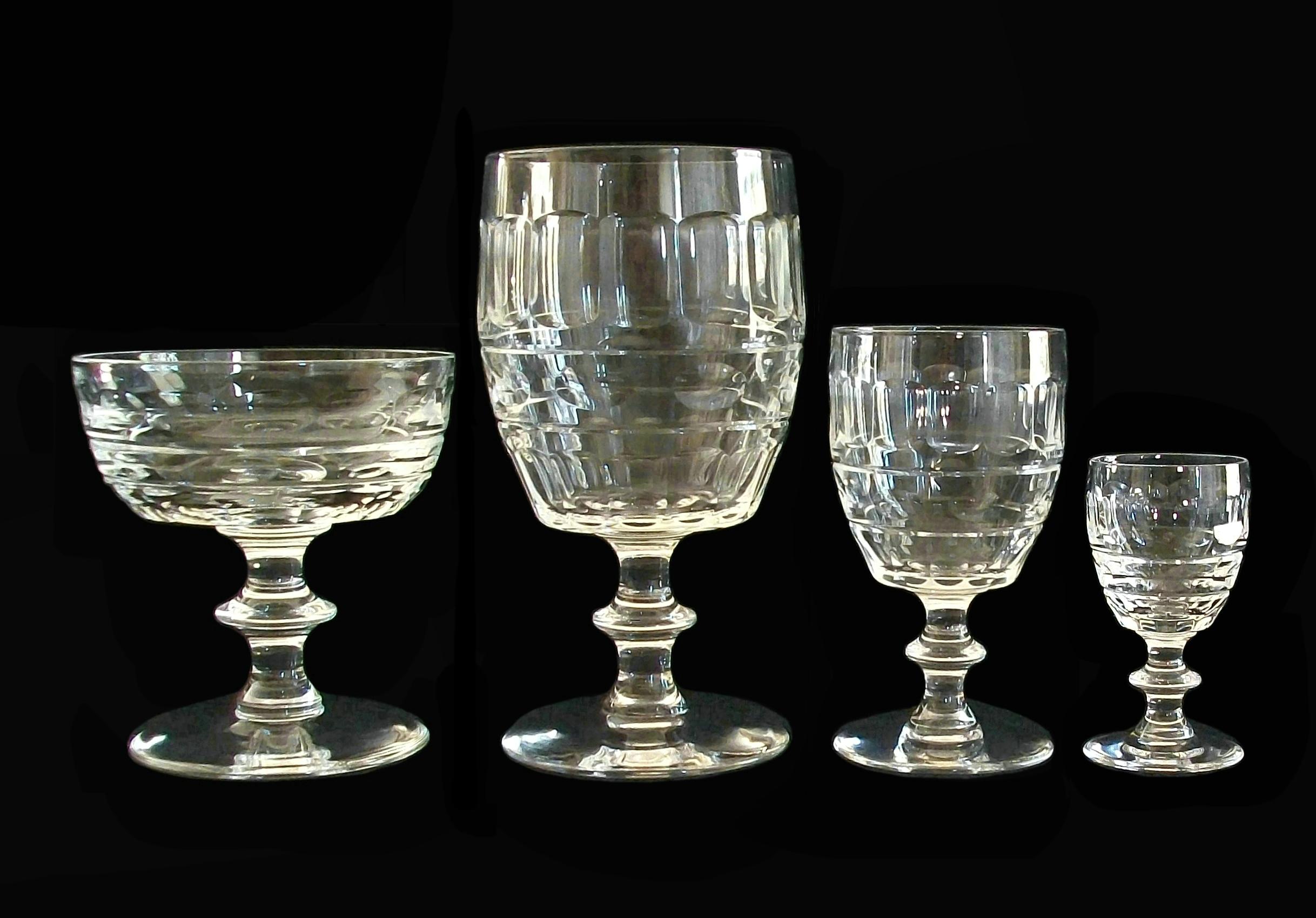 Neoclassico Val St. Lambert, Blarney, 62 pezzi di bicchieri di cristallo, Belgio, circa 1950-62 in vendita