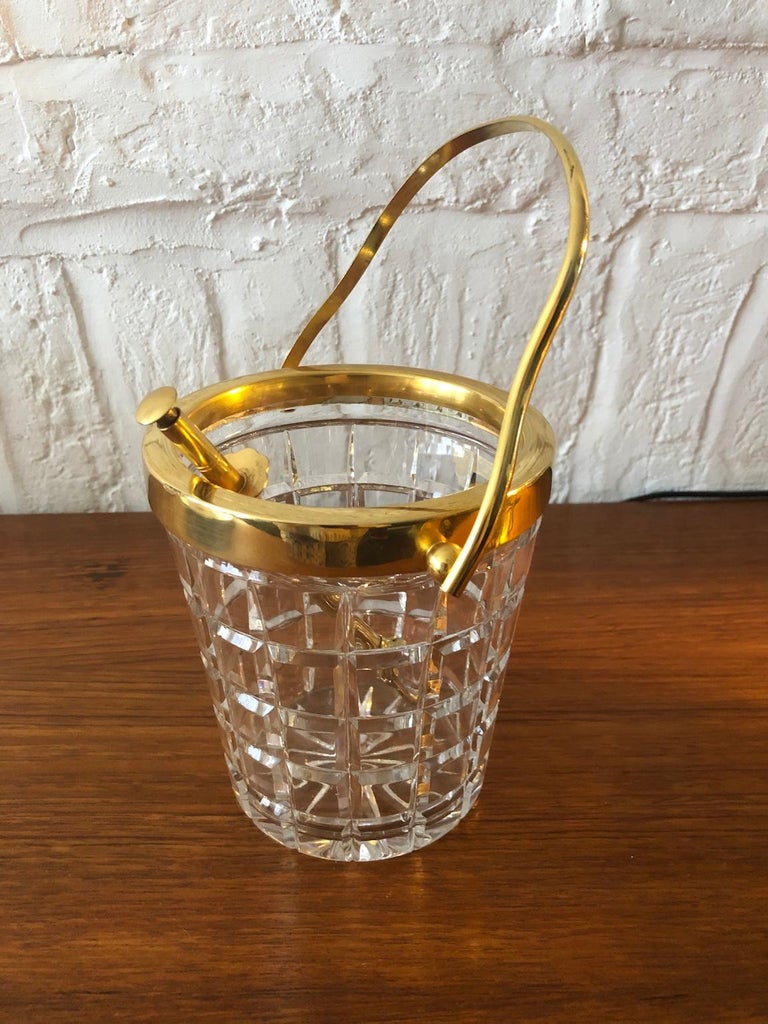 Val St Lambert crystal and gold-plated cocktail ice bucket with tongs. Barware Belgium, 1950s.

A beautifully cut crystal ice bucket along with mechanical ice cube grab tongs, 
Made in Belgium by the prestigious house Val Saint Lambert, circa