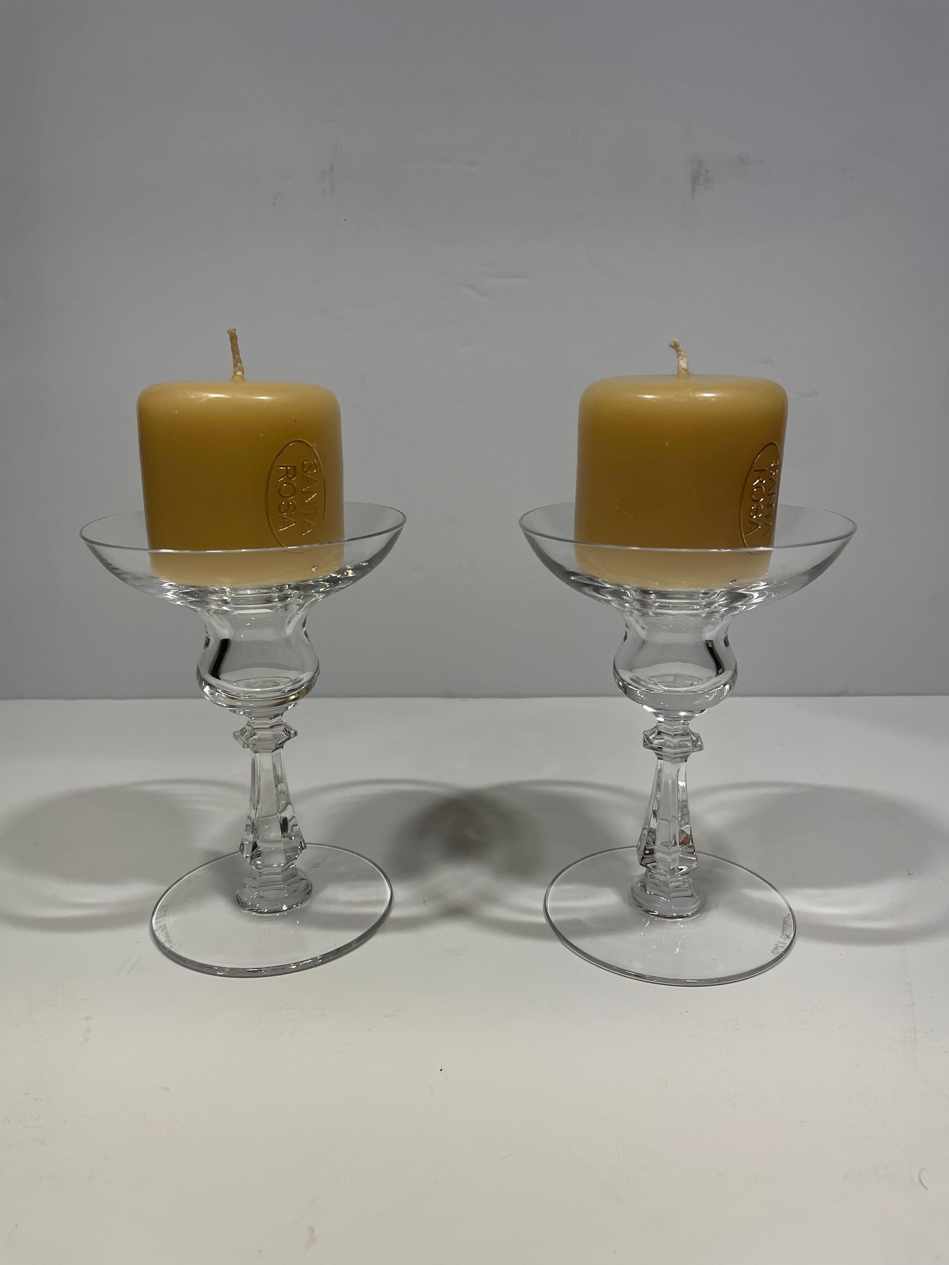 Cette paire de chandeliers en cristal Val/One a été conçue pour Tiffany and Co. Elles datent des années 1950 et sont dans un état impeccable ! Illustrées ici avec de petites bougies robustes, elles peuvent également contenir des bougies beaucoup