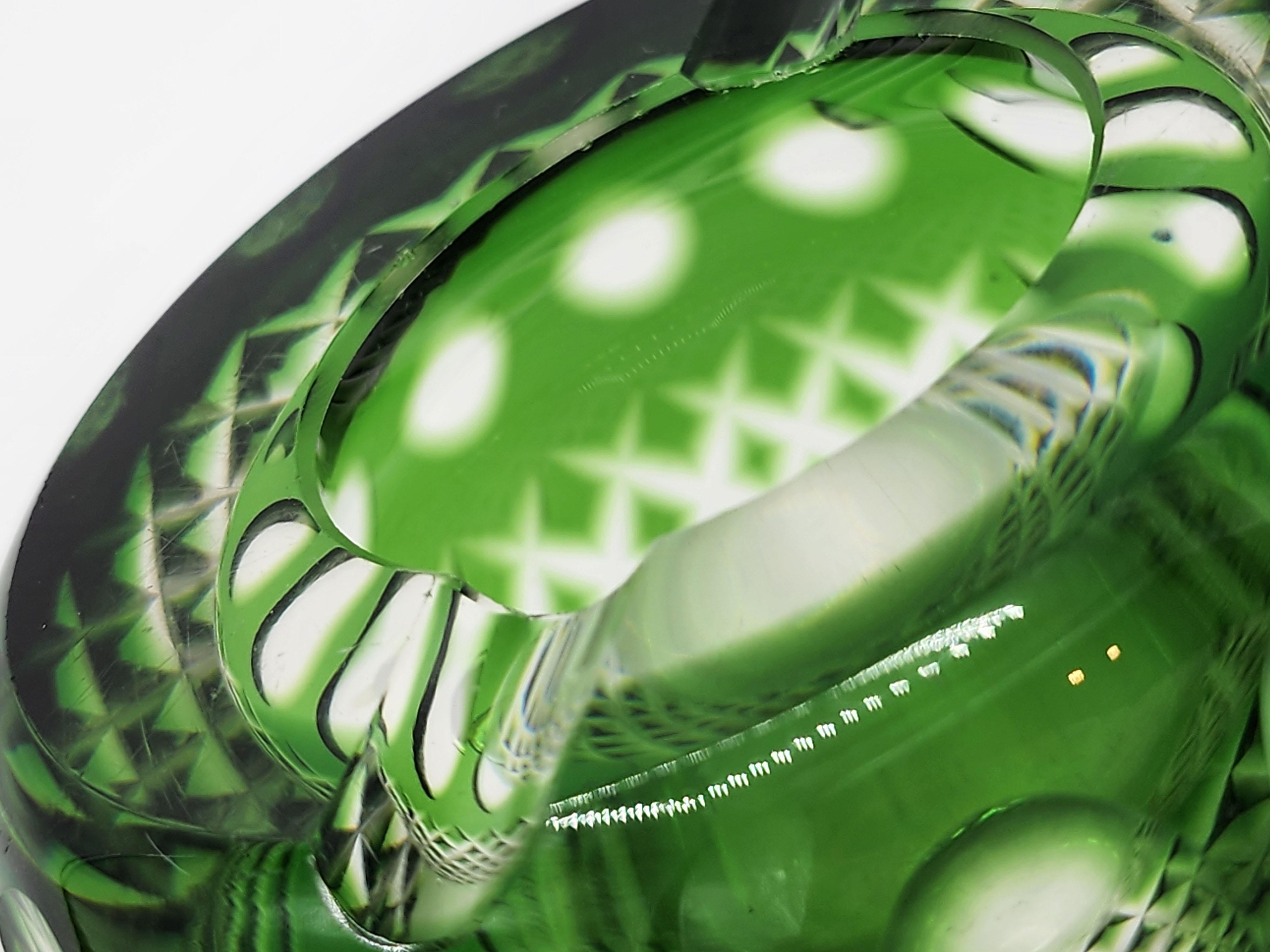 Cenicero de cristal tallado Val Saint Lambert
Precioso cenicero Val Saint Lambert de cristal tallado verde, su forma redondeada junto con el llamativo tono verde recuerda a una manzana.
Medidas:
Altura: 7 centímetros
Diámetro: 10,5 centímetros
¡Buen