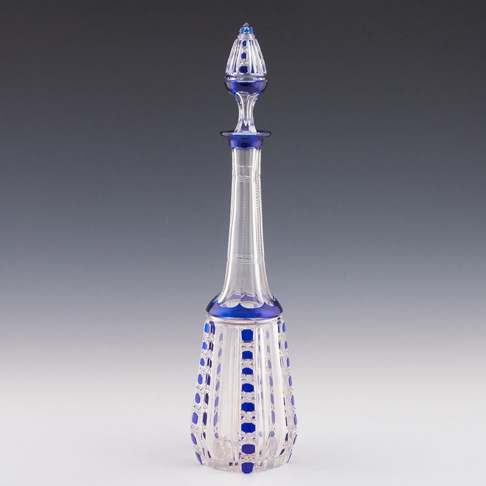 Intitulé : Carafe Val St Lambert c1910
Date : Apparaît dans le catalogue de 1908 
Origine : Belgique
Couleur : Bleu coupé à blanc
Bouchon : flèche creuse
Manche : fuselé avec des coupes en tranches et des coupes en encoche.
Corps : Panneaux découpés