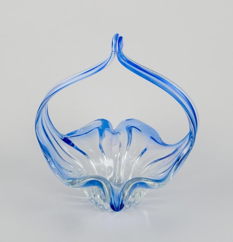 Val St. Lambert. Large blown glass decorative basket /bowl. Blue and clear glass.
Mid-20th century.
Label.
In good condition with a crack at the top - not particularly visible.
Dimensions: Diameter 23.5 cm x Height 26.0 cm.