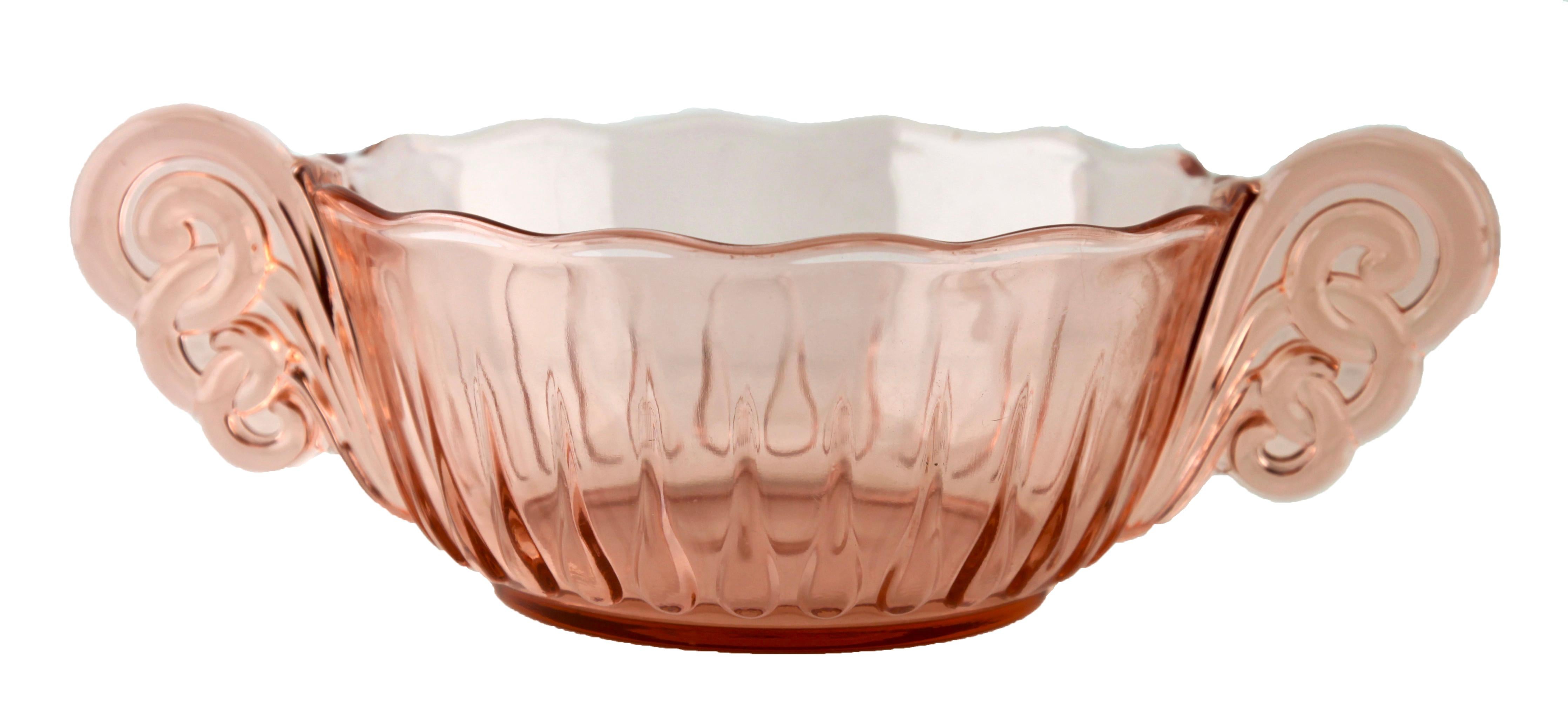 Sehr schönes und großes Art-Déco-Coupé in rosa (rosaline) Farbe von Val St Lambert. Es handelt sich um das Modell Gervaise aus der Luxval-Serie, das 1935 hergestellt wurde (siehe beigefügte Fotos des Katalogs). 