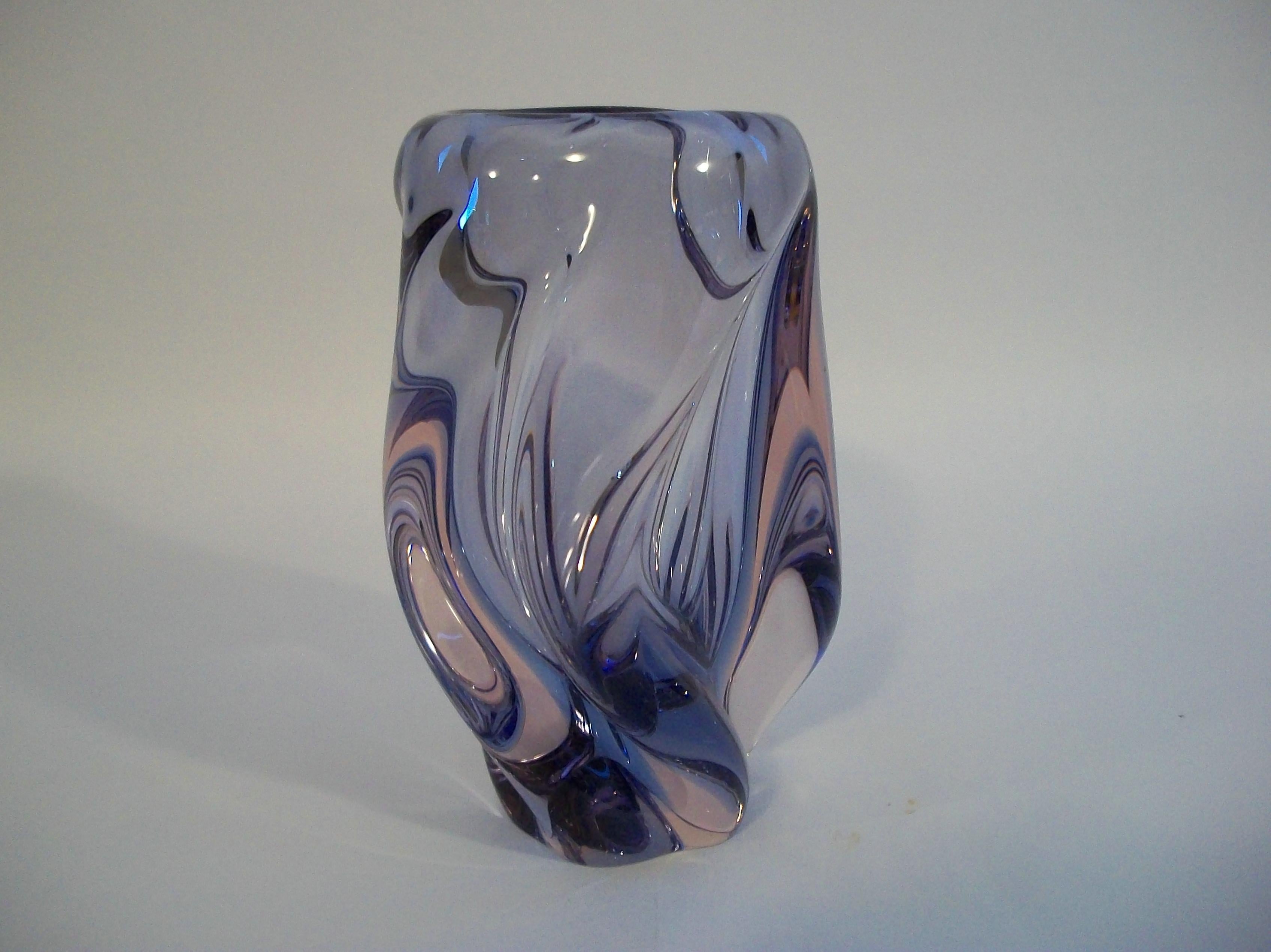 VAL ST. LAMBERT - Jarrón de cristal amatista de mediados de siglo - Bélgica - Circa 1950's Moderno de mediados de siglo en venta