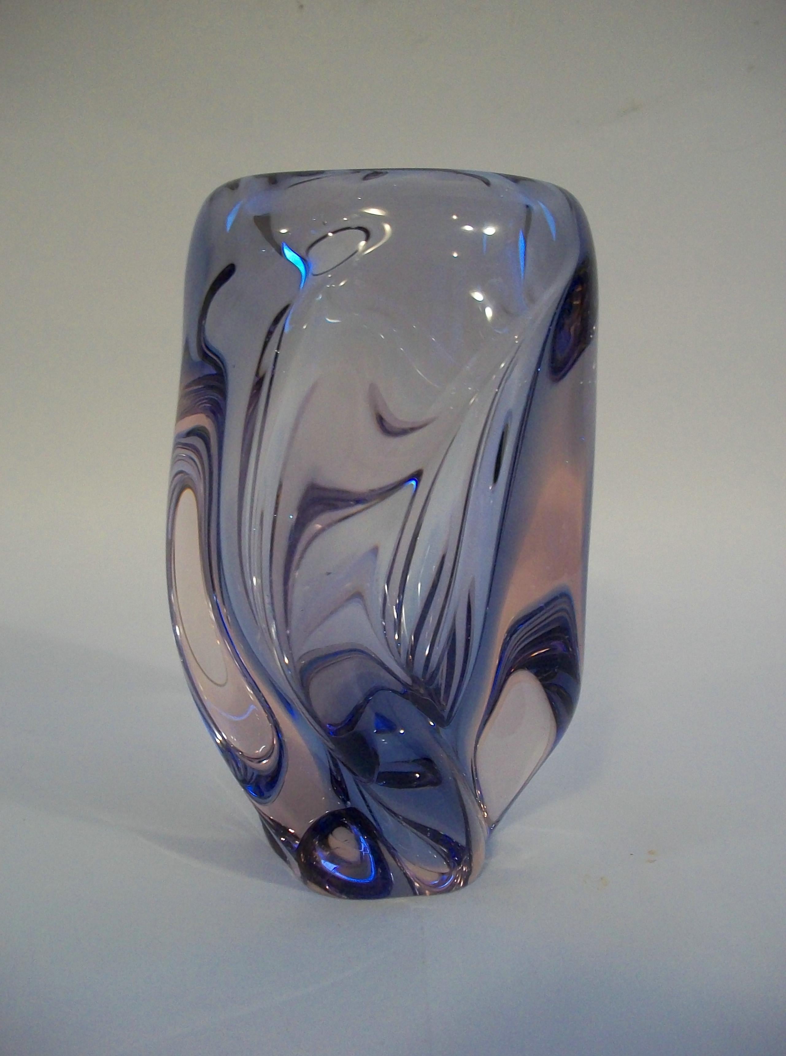 VAL ST. LAMBERT - Jarrón de cristal amatista de mediados de siglo - Bélgica - Circa 1950's Belga en venta