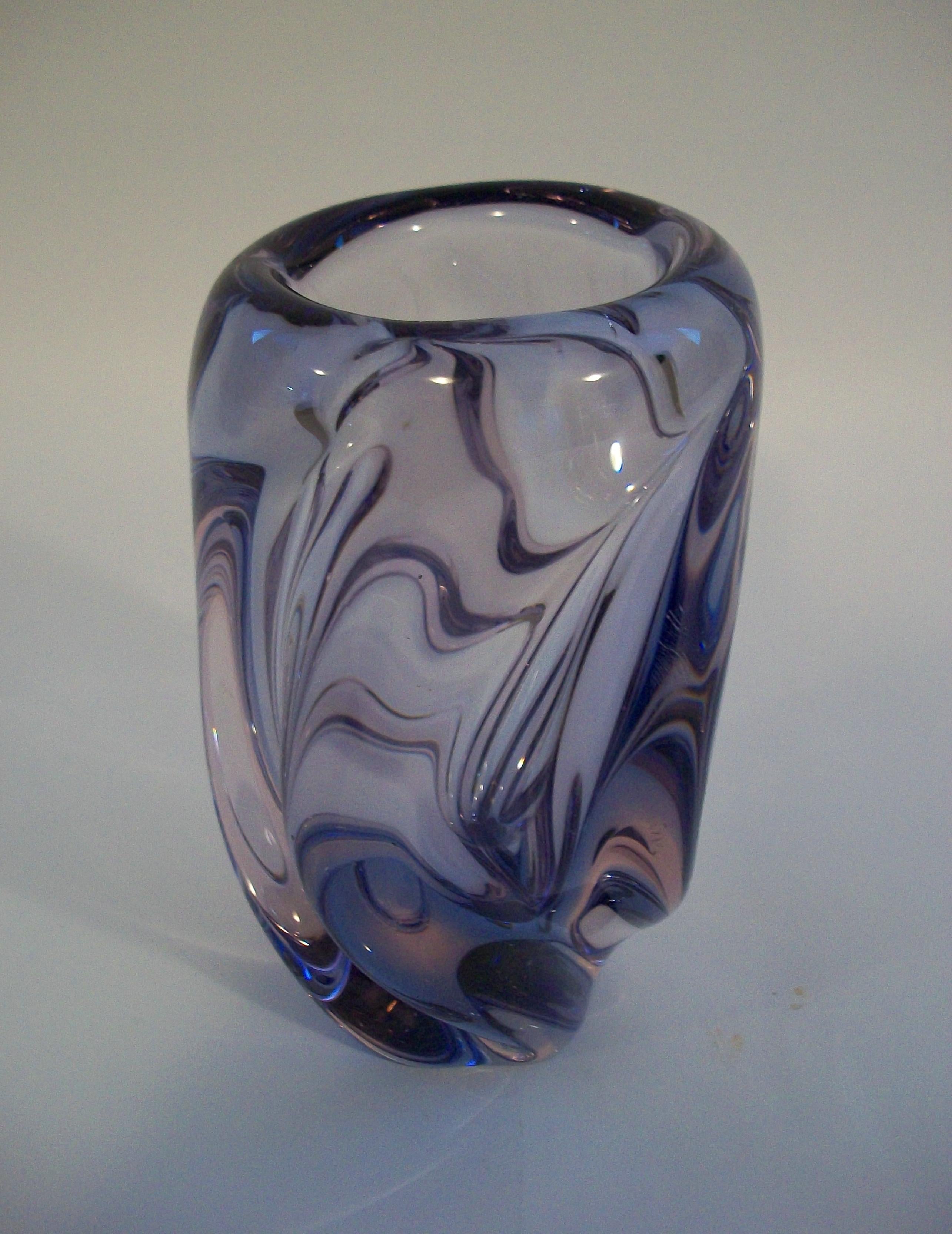 VAL ST. LAMBERT - Jarrón de cristal amatista de mediados de siglo - Bélgica - Circa 1950's en Bueno estado para la venta en Chatham, ON